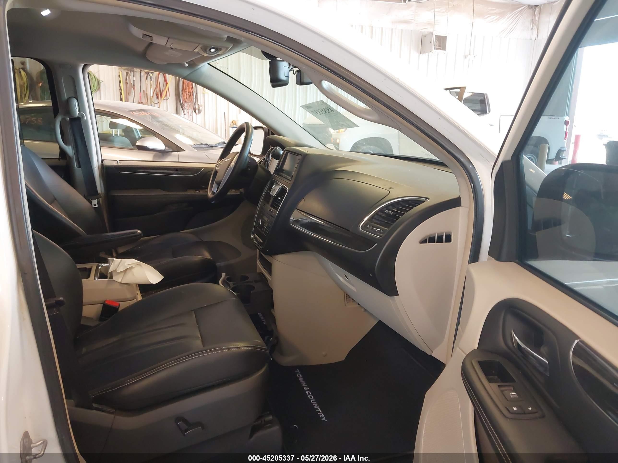 2014 Chrysler Town & Country Touring-l White vin: 2C4RC1CG8ER260818