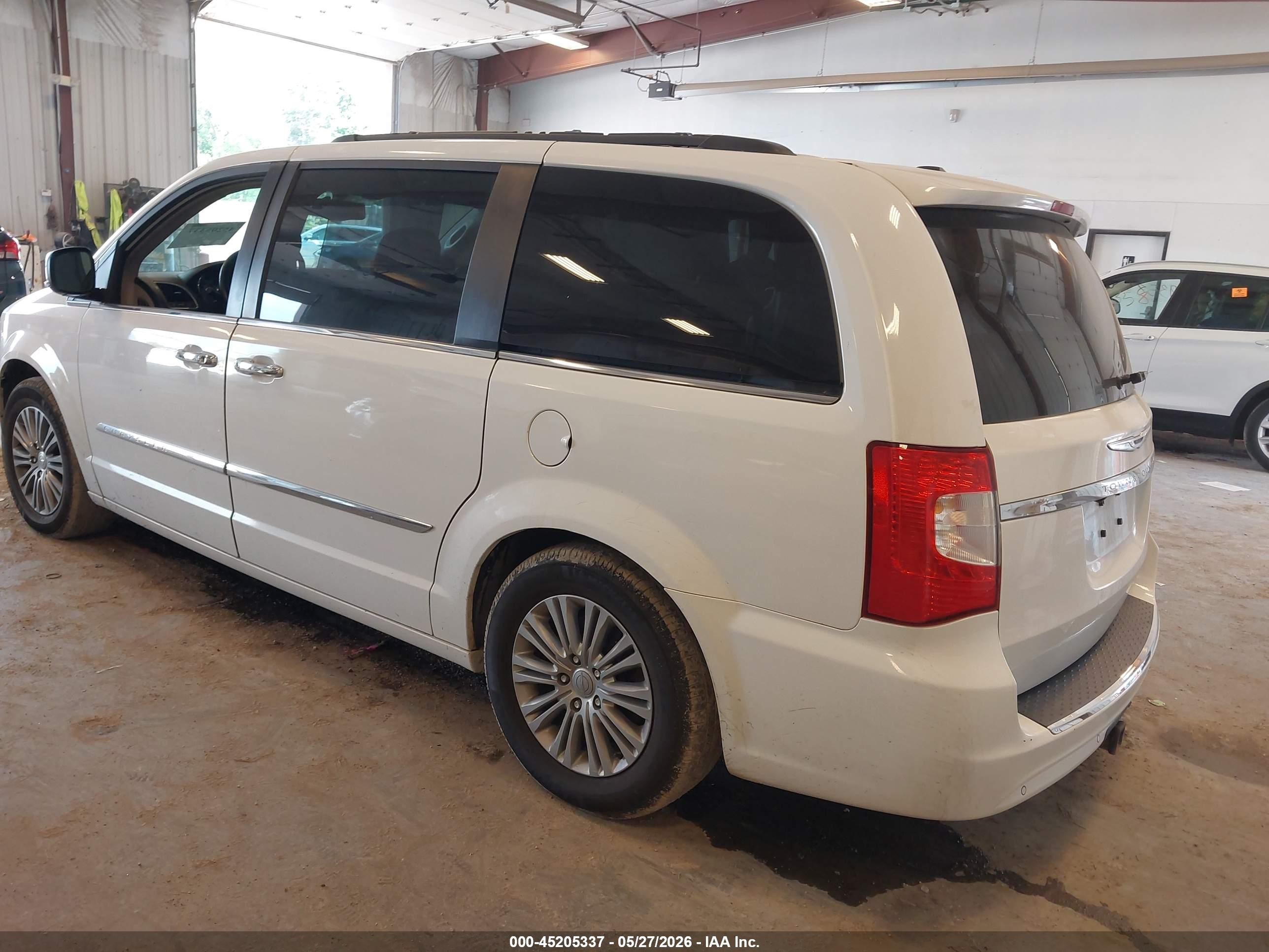 2014 Chrysler Town & Country Touring-l White vin: 2C4RC1CG8ER260818