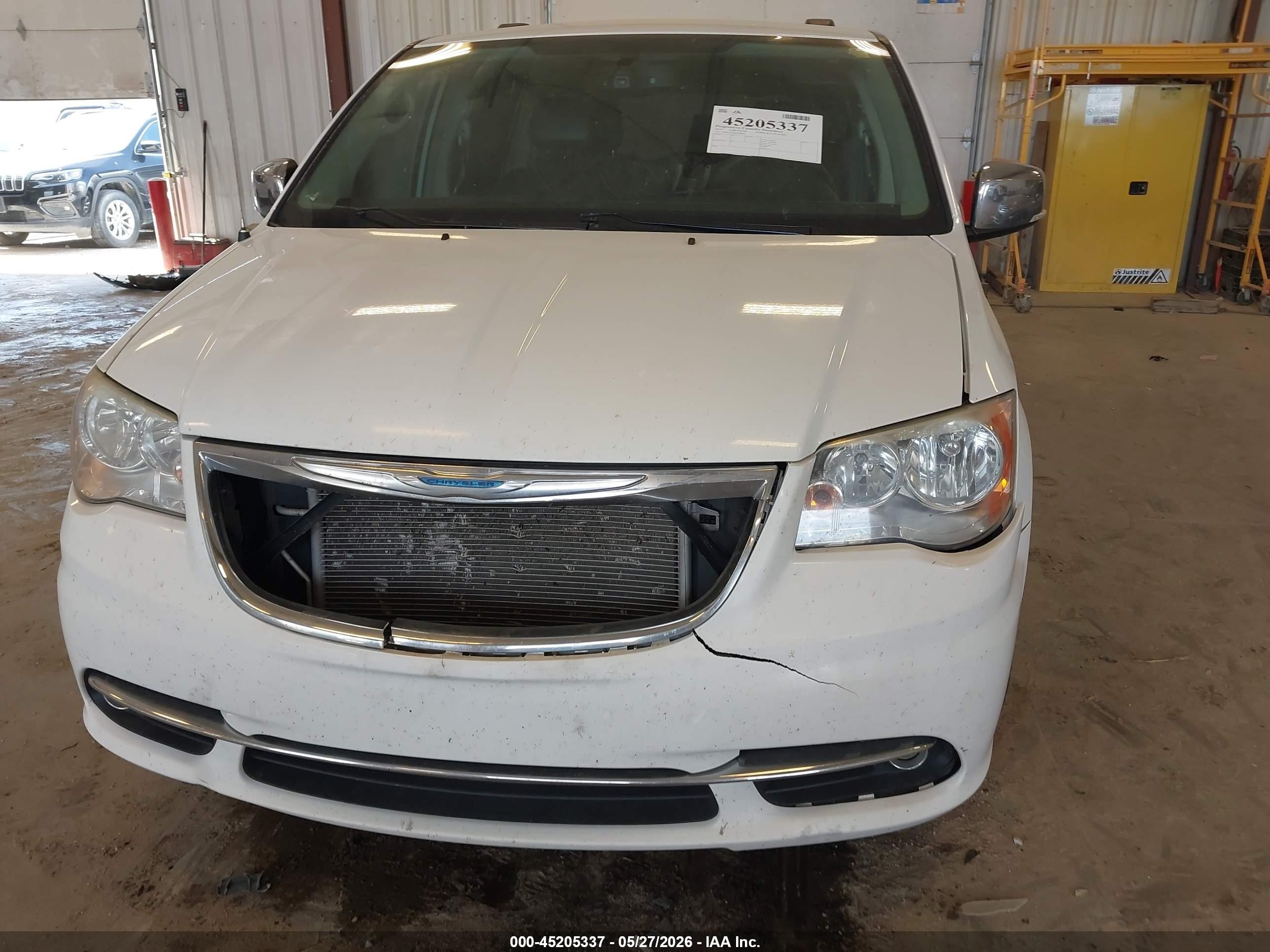 2014 Chrysler Town & Country Touring-l White vin: 2C4RC1CG8ER260818