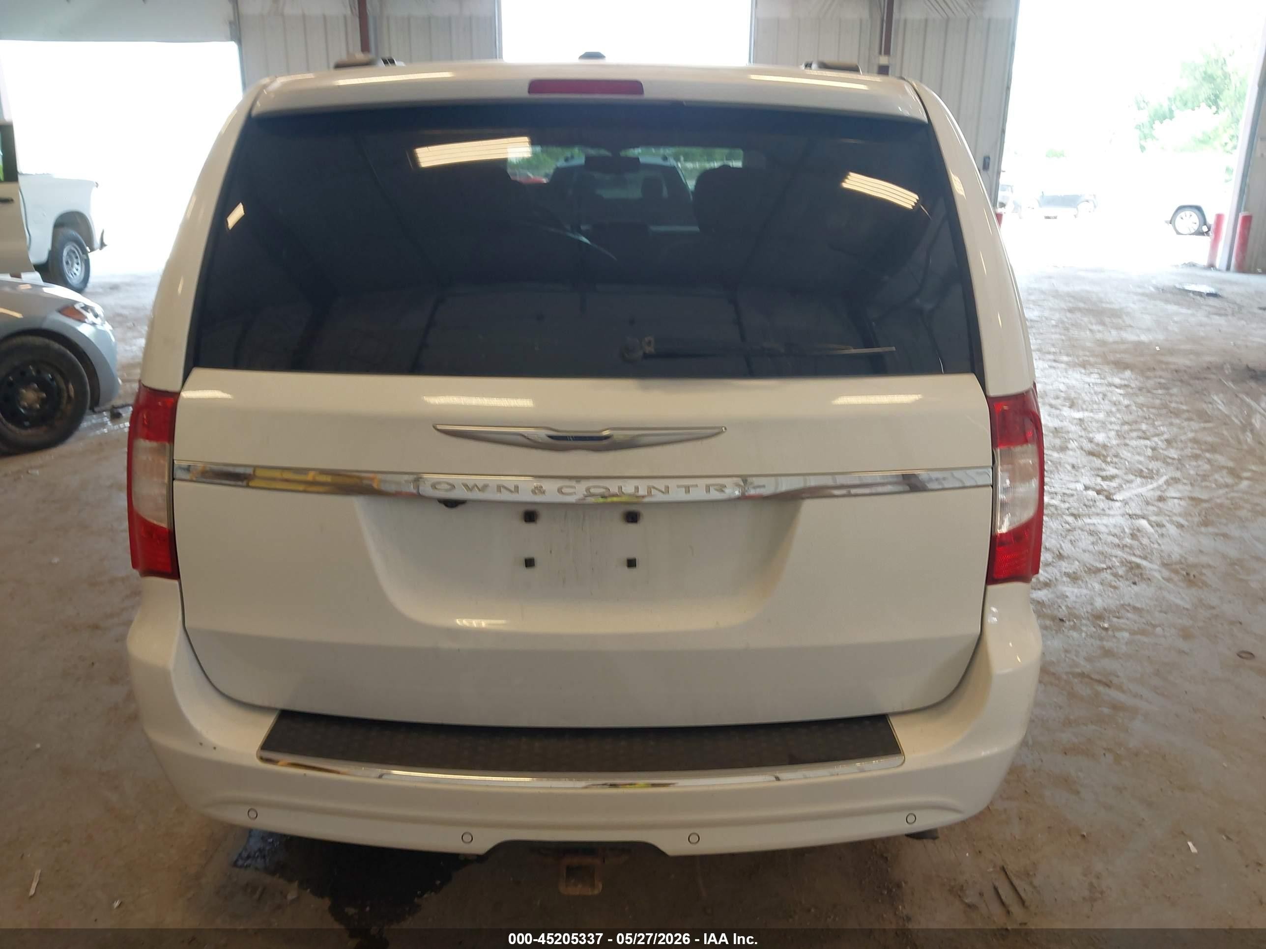 2014 Chrysler Town & Country Touring-l White vin: 2C4RC1CG8ER260818