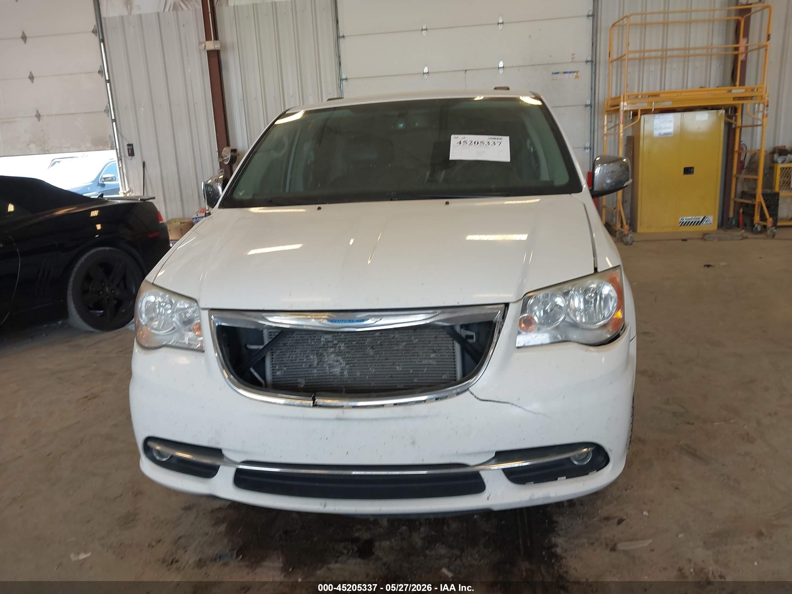 2014 Chrysler Town & Country Touring-l White vin: 2C4RC1CG8ER260818