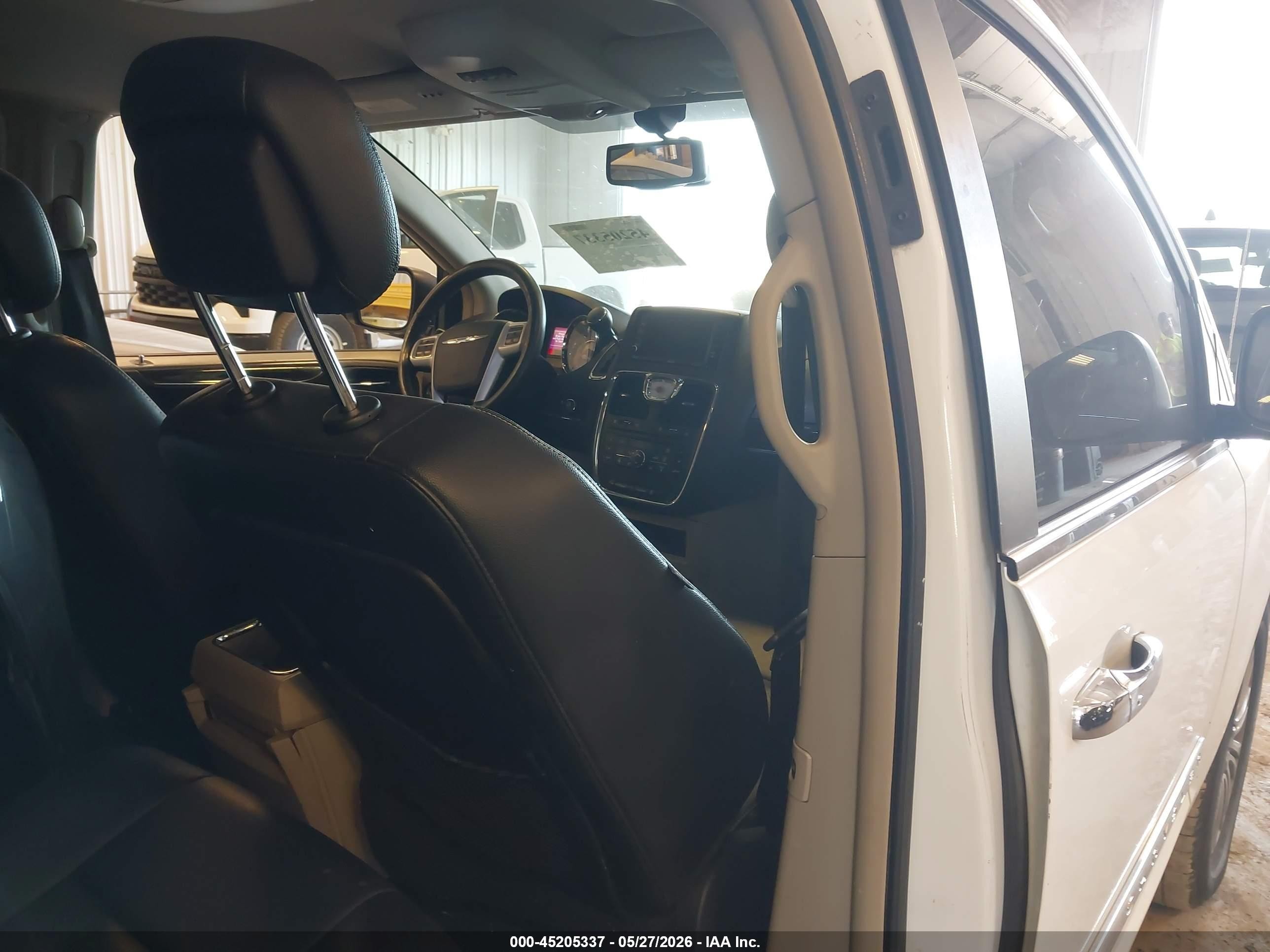 2014 Chrysler Town & Country Touring-l White vin: 2C4RC1CG8ER260818
