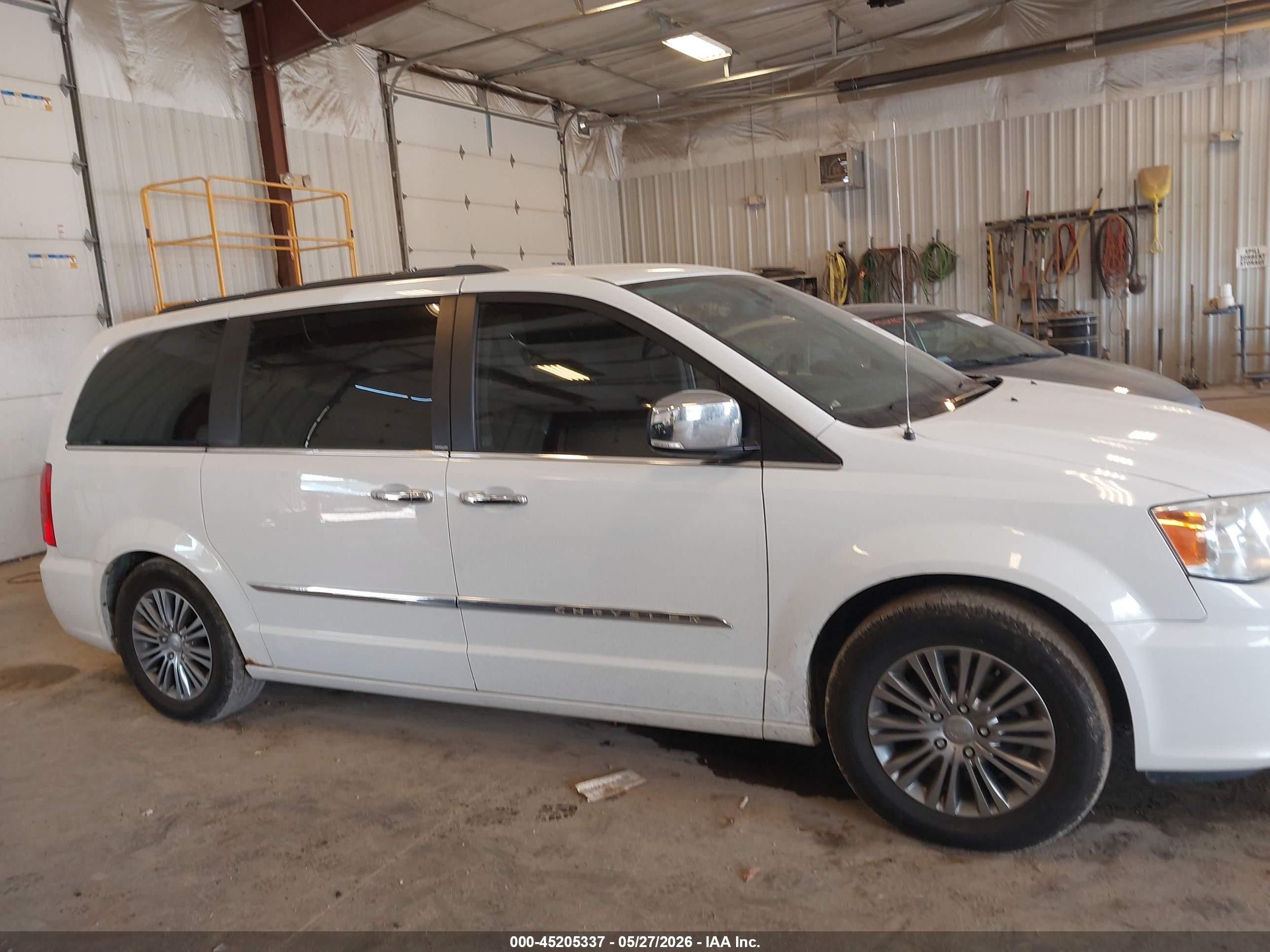 2014 Chrysler Town & Country Touring-l White vin: 2C4RC1CG8ER260818