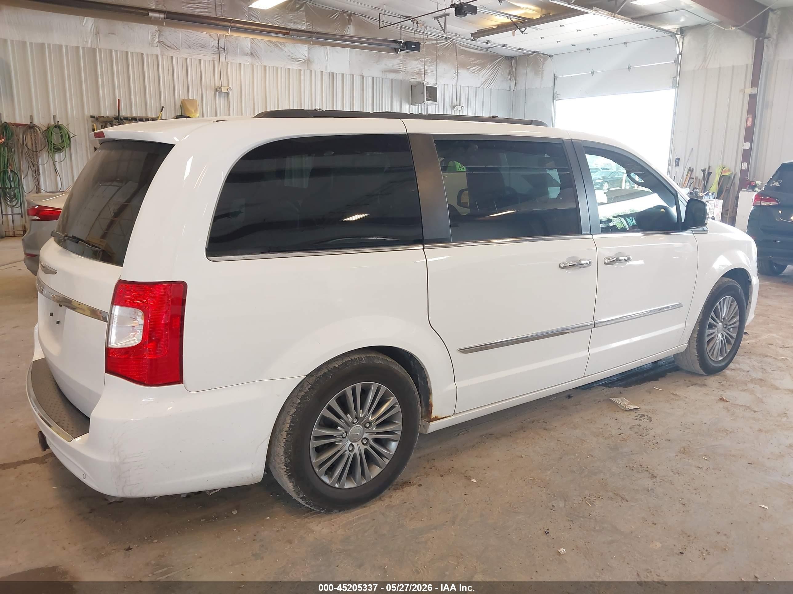 2014 Chrysler Town & Country Touring-l White vin: 2C4RC1CG8ER260818