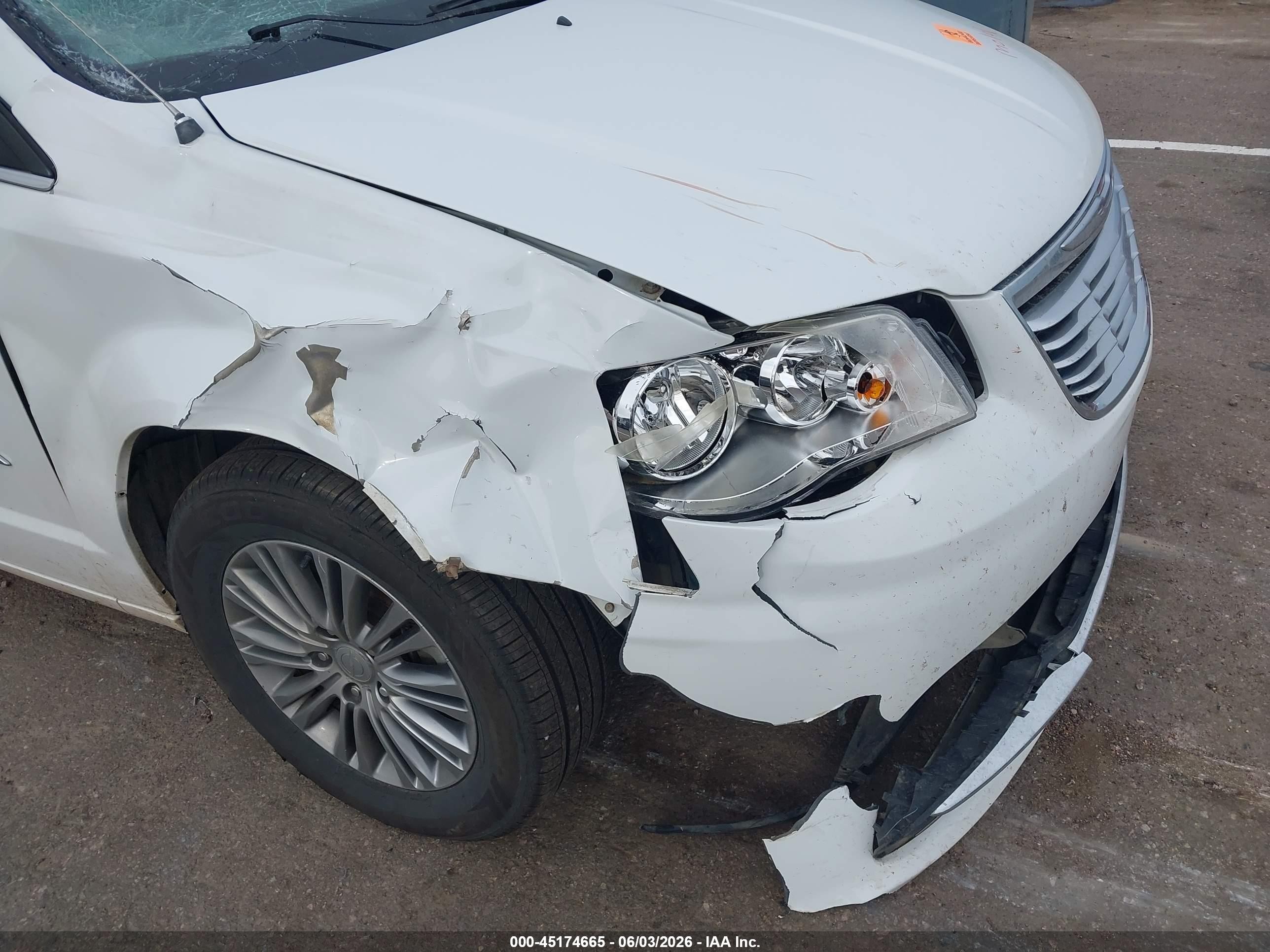 2014 Chrysler Town & Country Touring-l White vin: 2C4RC1CG8ER461926