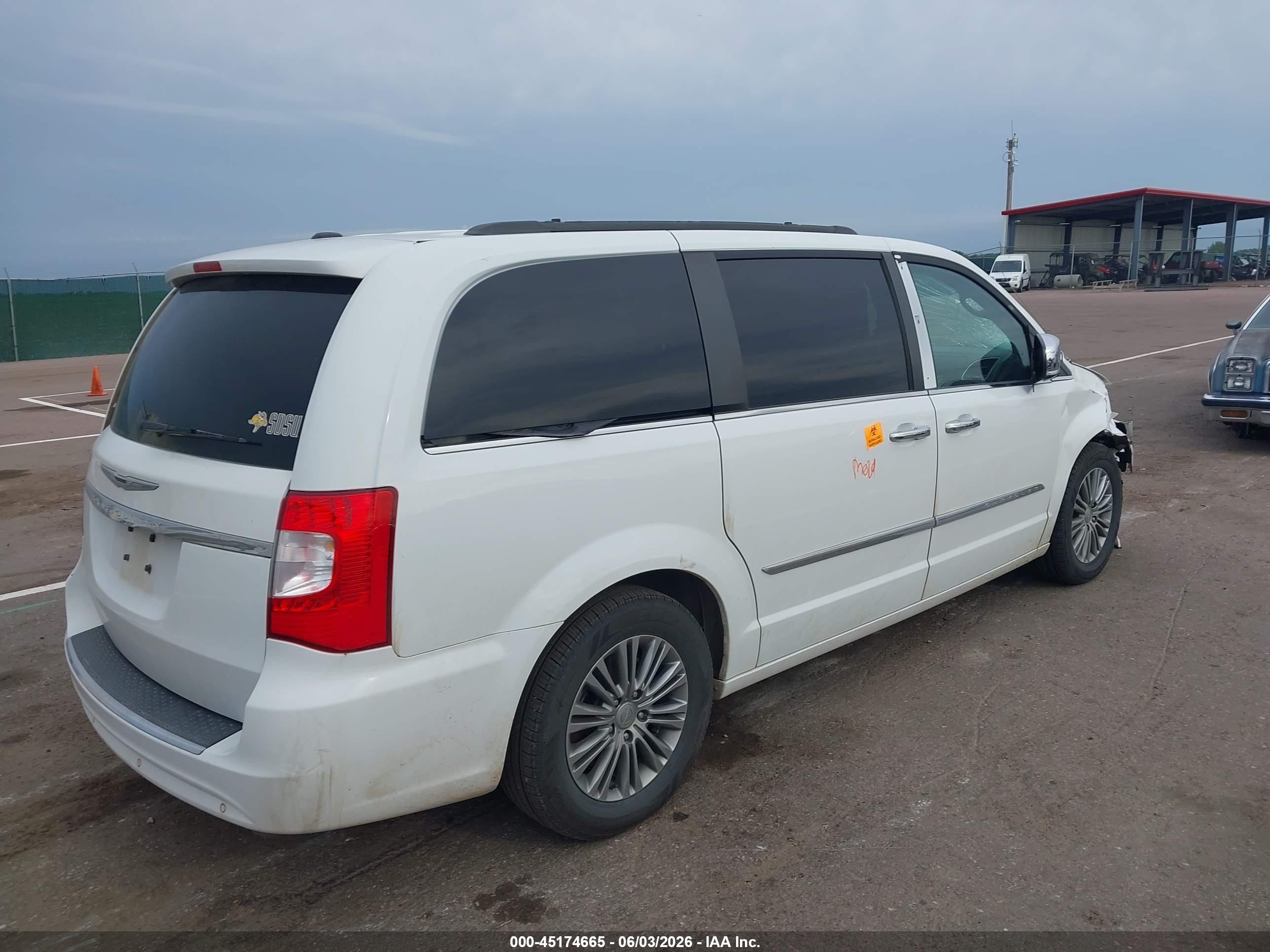 2014 Chrysler Town & Country Touring-l White vin: 2C4RC1CG8ER461926