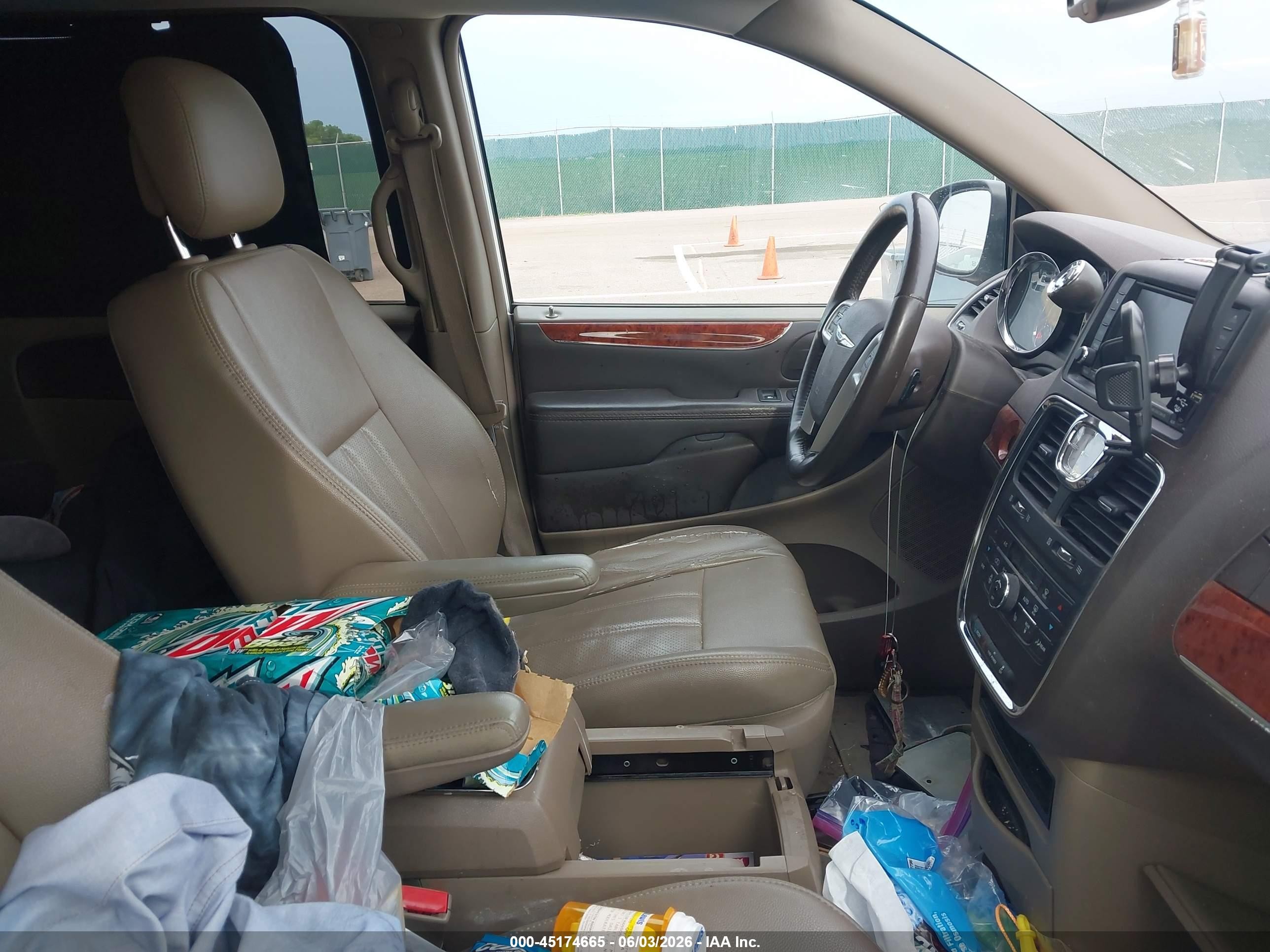 2014 Chrysler Town & Country Touring-l White vin: 2C4RC1CG8ER461926