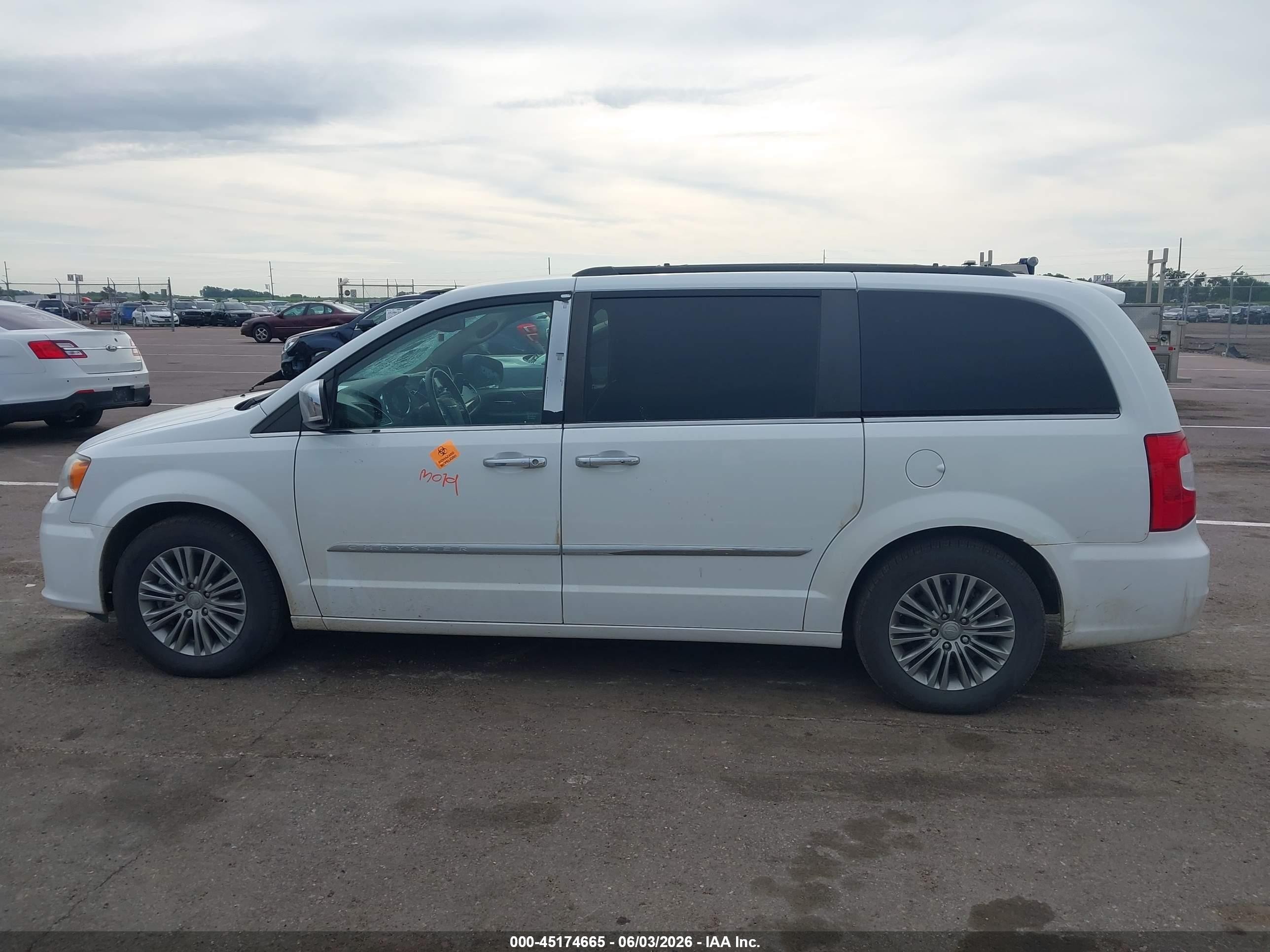 2014 Chrysler Town & Country Touring-l White vin: 2C4RC1CG8ER461926