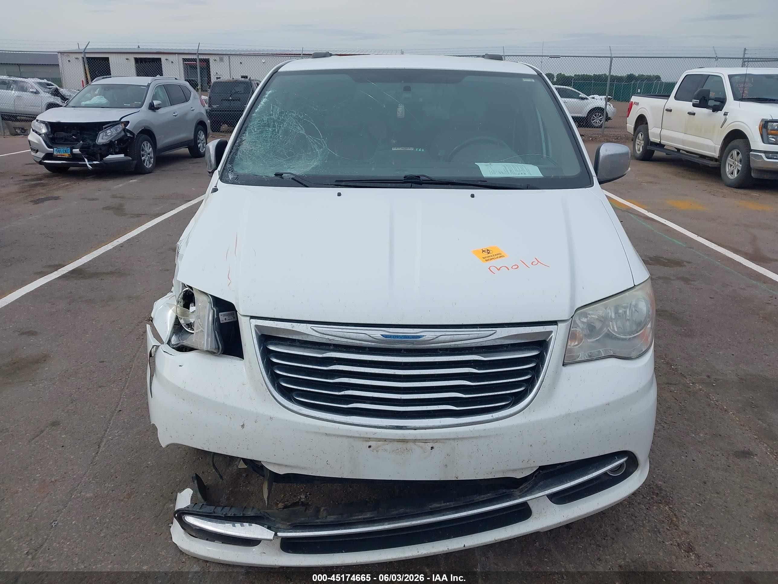 2014 Chrysler Town & Country Touring-l White vin: 2C4RC1CG8ER461926