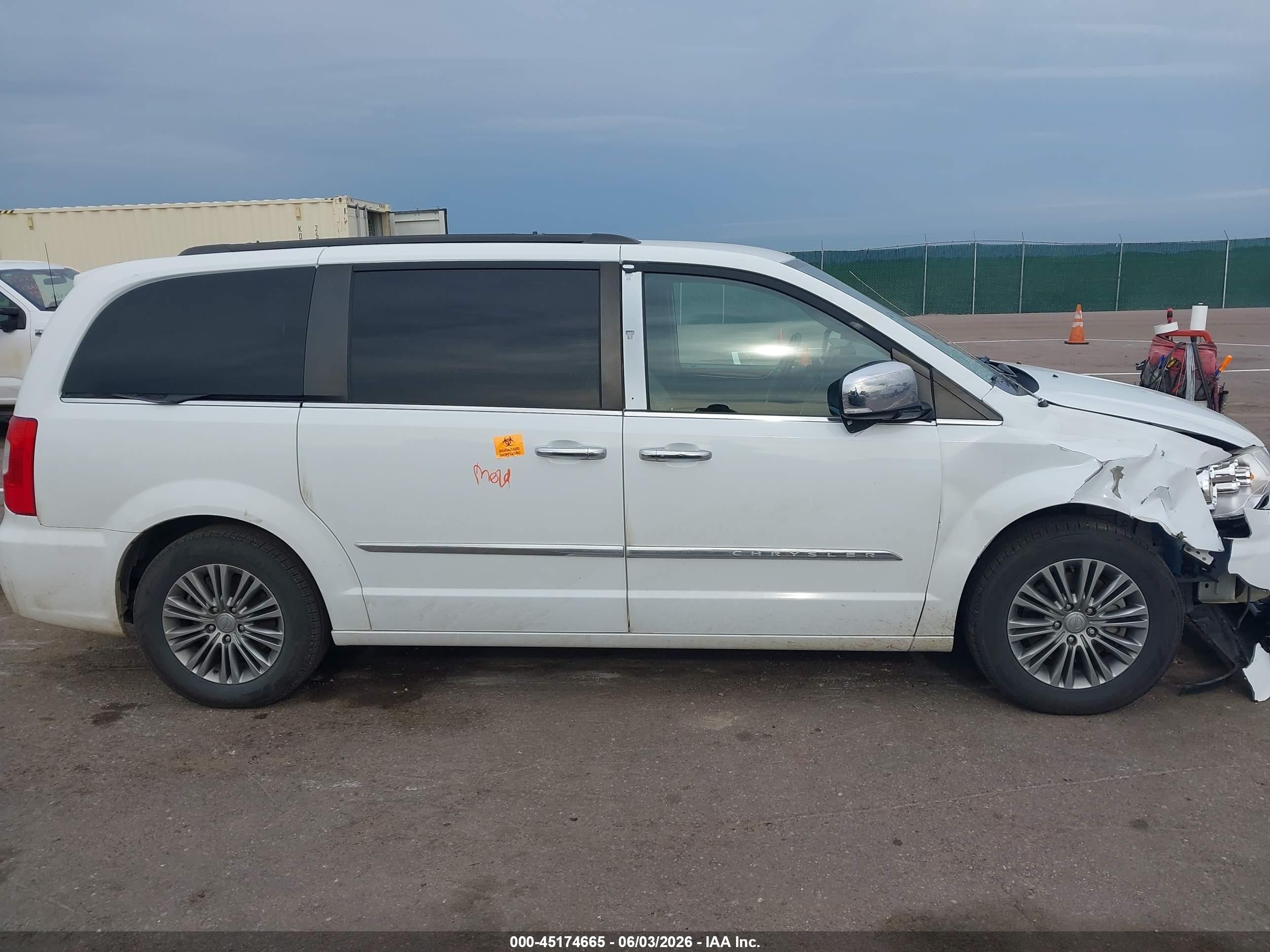 2014 Chrysler Town & Country Touring-l White vin: 2C4RC1CG8ER461926