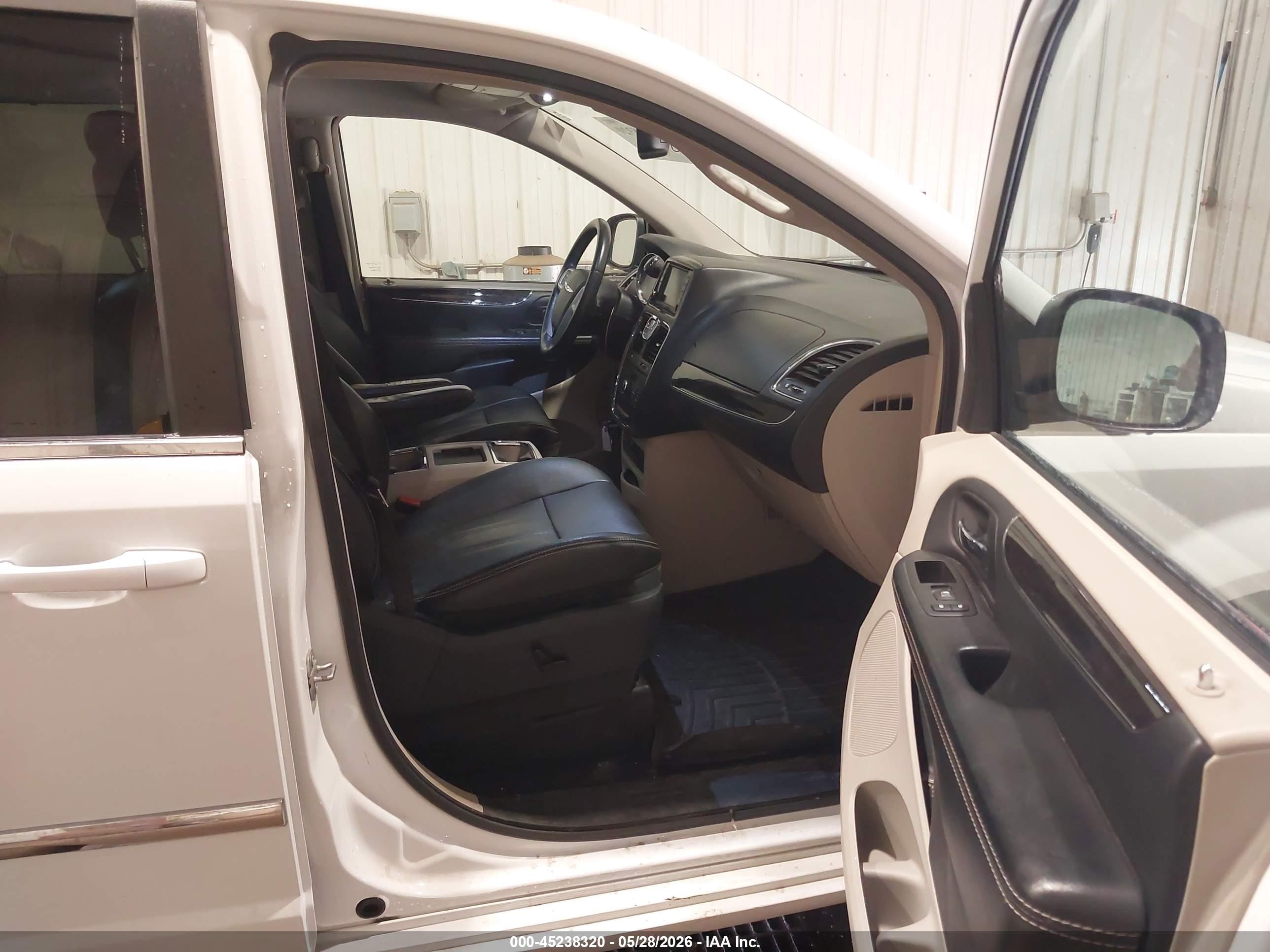 2015 Chrysler Town & Country Touring-l Белый vin: 2C4RC1CG8FR554740
