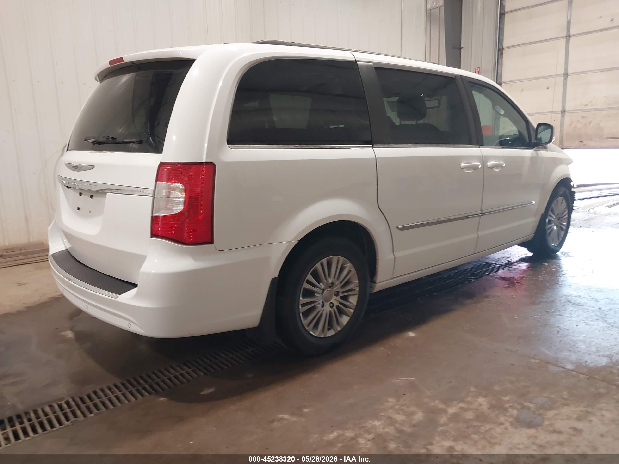 2015 Chrysler Town & Country Touring-l Белый vin: 2C4RC1CG8FR554740