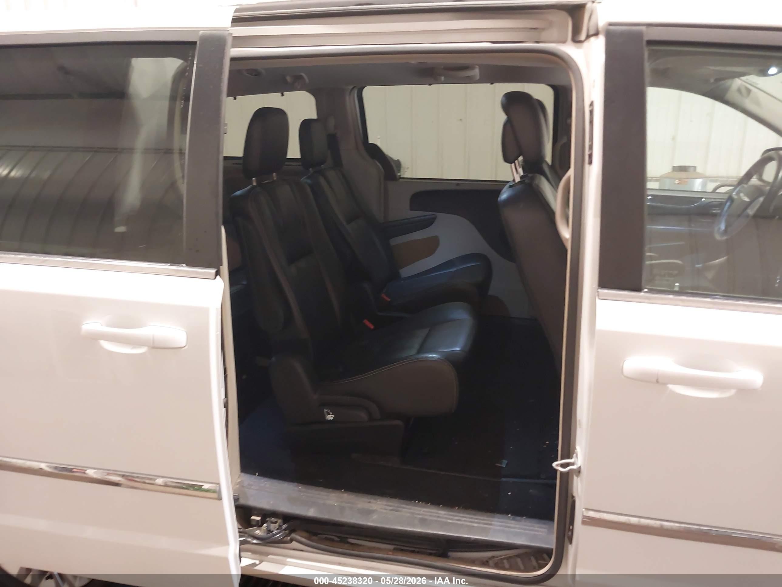 2015 Chrysler Town & Country Touring-l Белый vin: 2C4RC1CG8FR554740