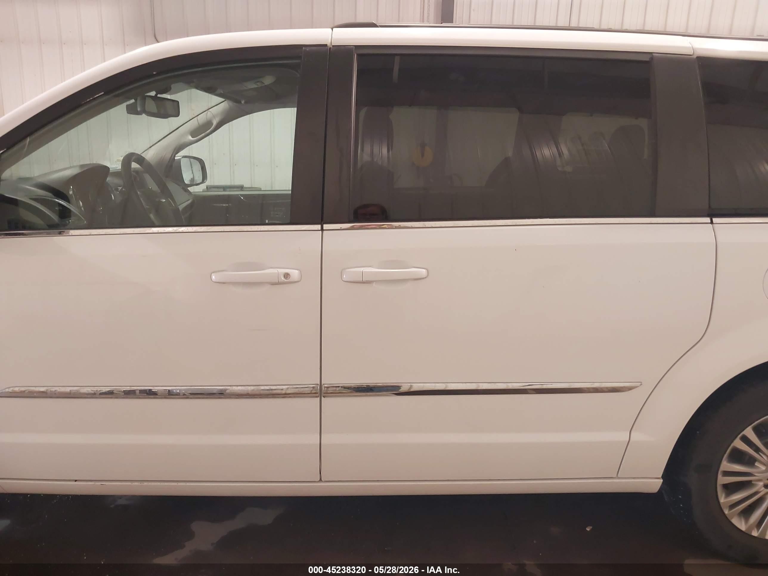 2015 Chrysler Town & Country Touring-l Белый vin: 2C4RC1CG8FR554740