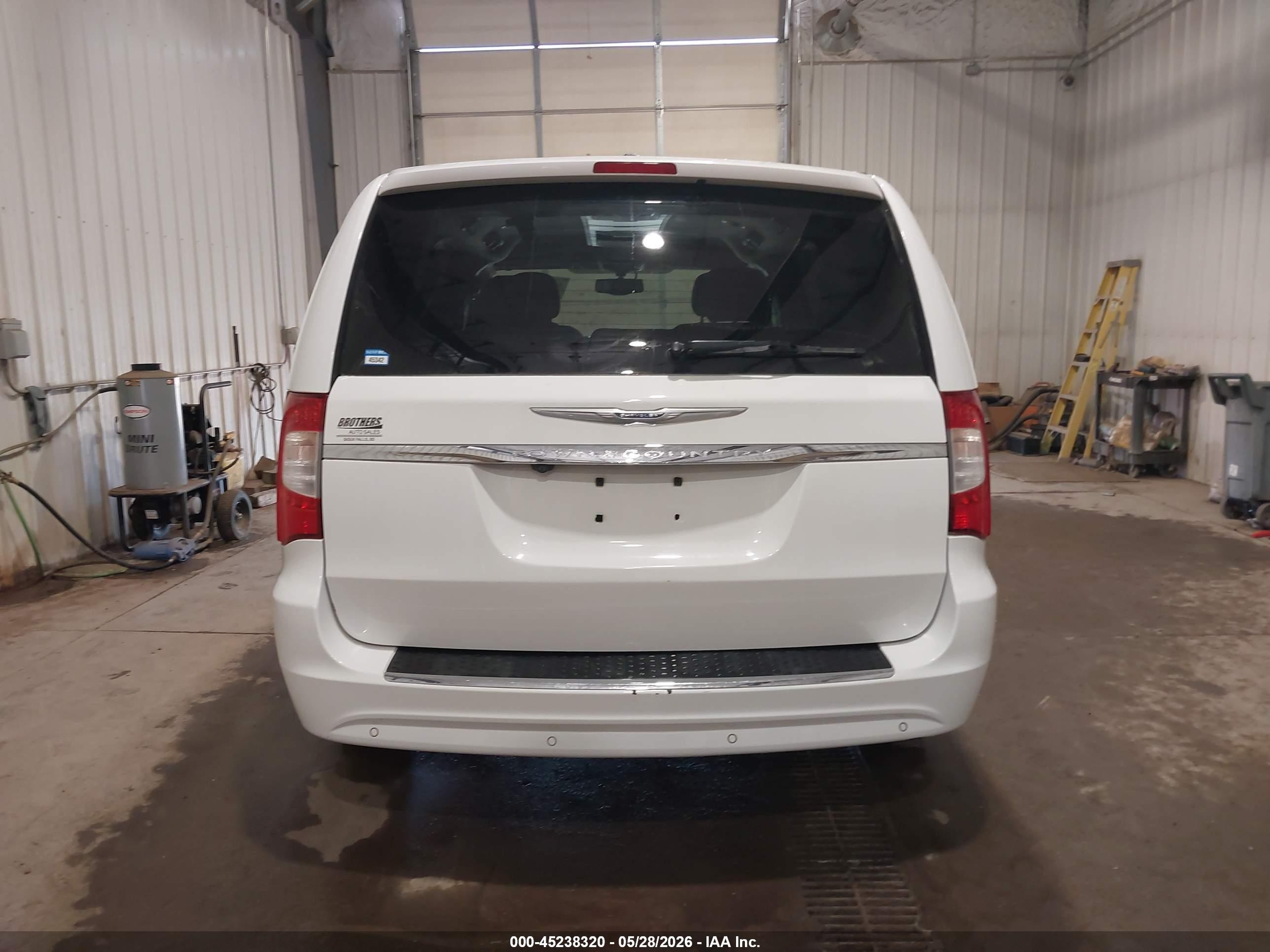 2015 Chrysler Town & Country Touring-l Белый vin: 2C4RC1CG8FR554740