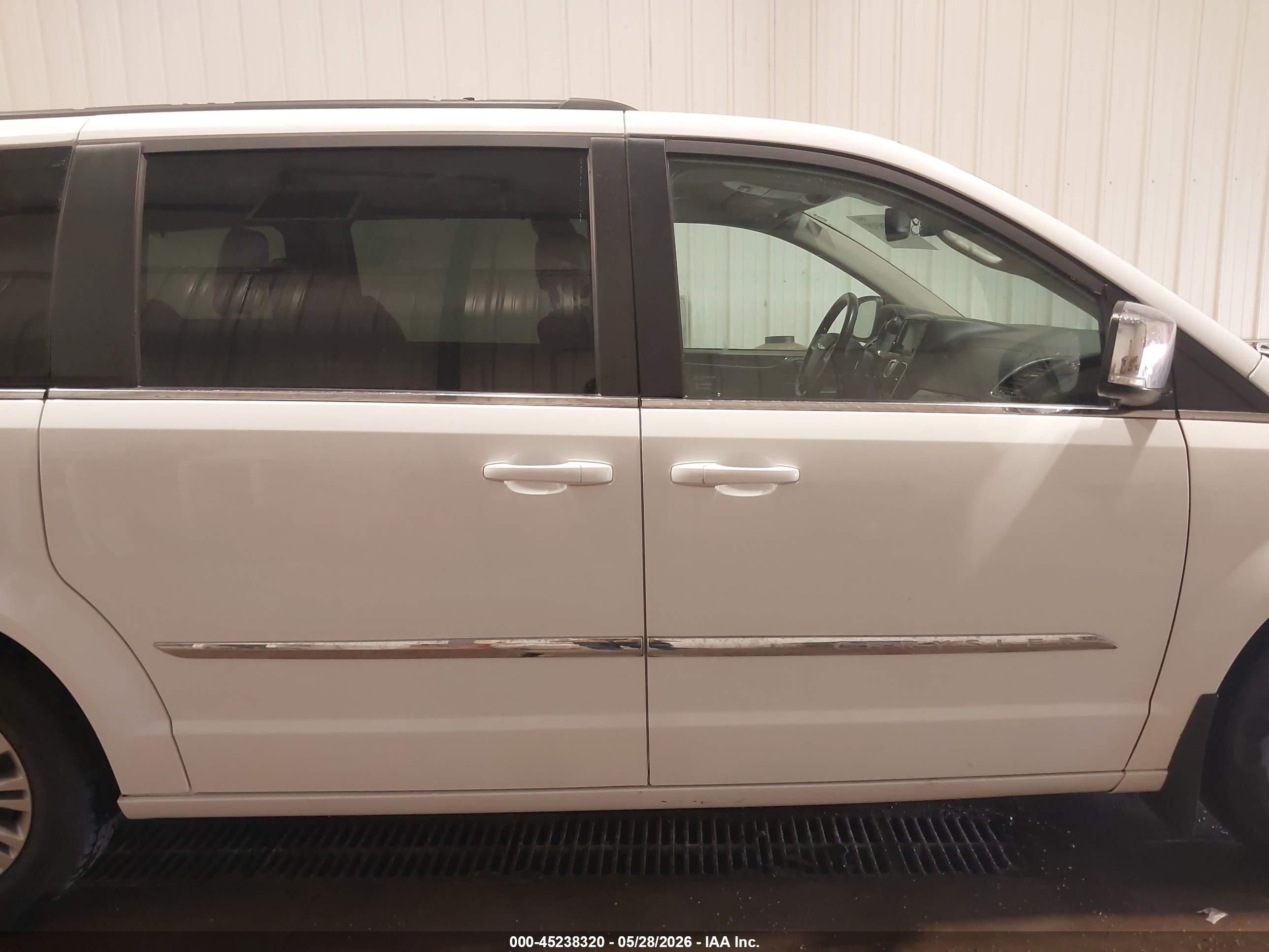 2015 Chrysler Town & Country Touring-l Белый vin: 2C4RC1CG8FR554740