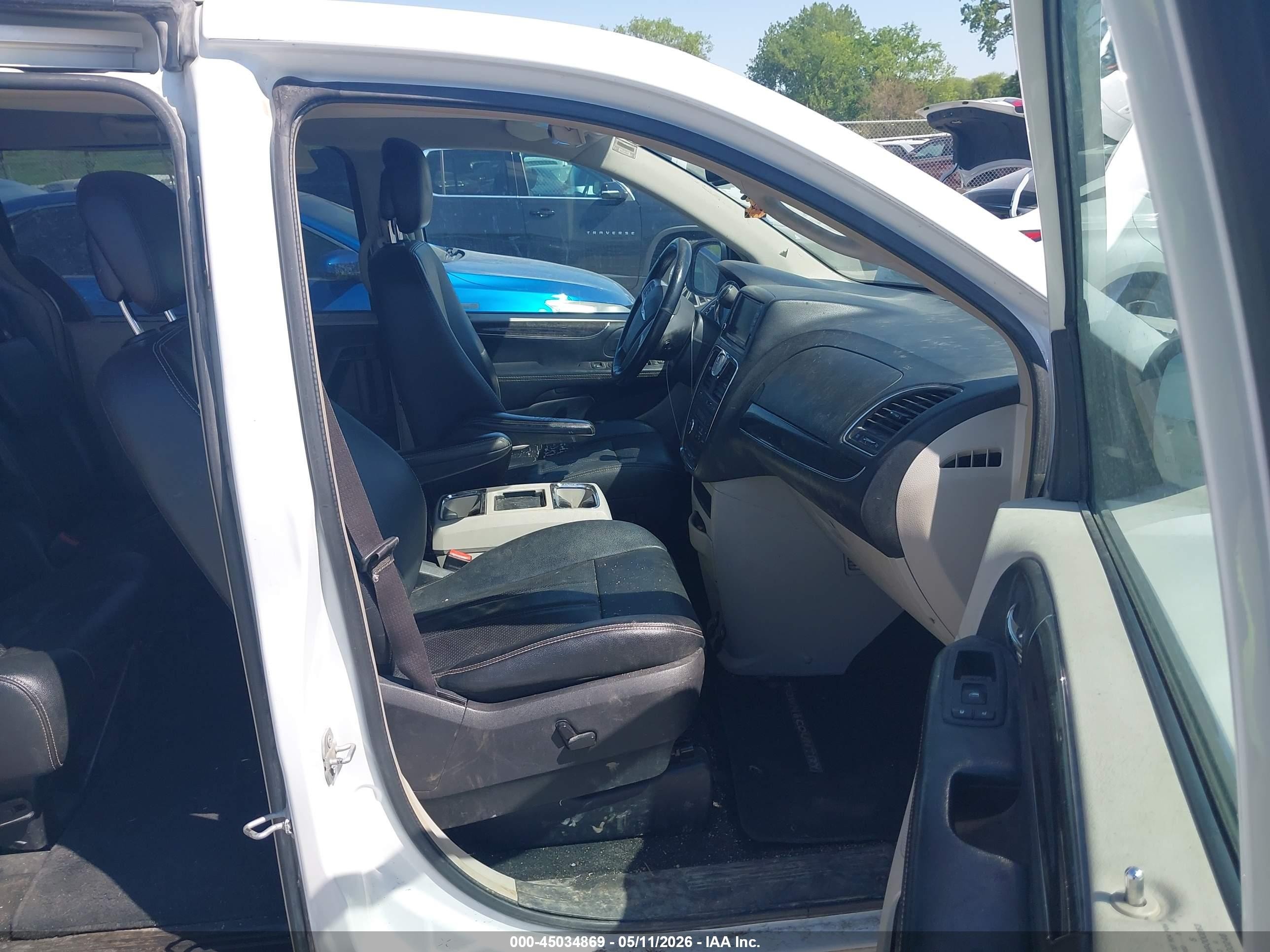 2015 Chrysler Town & Country Touring-l White vin: 2C4RC1CG8FR726670