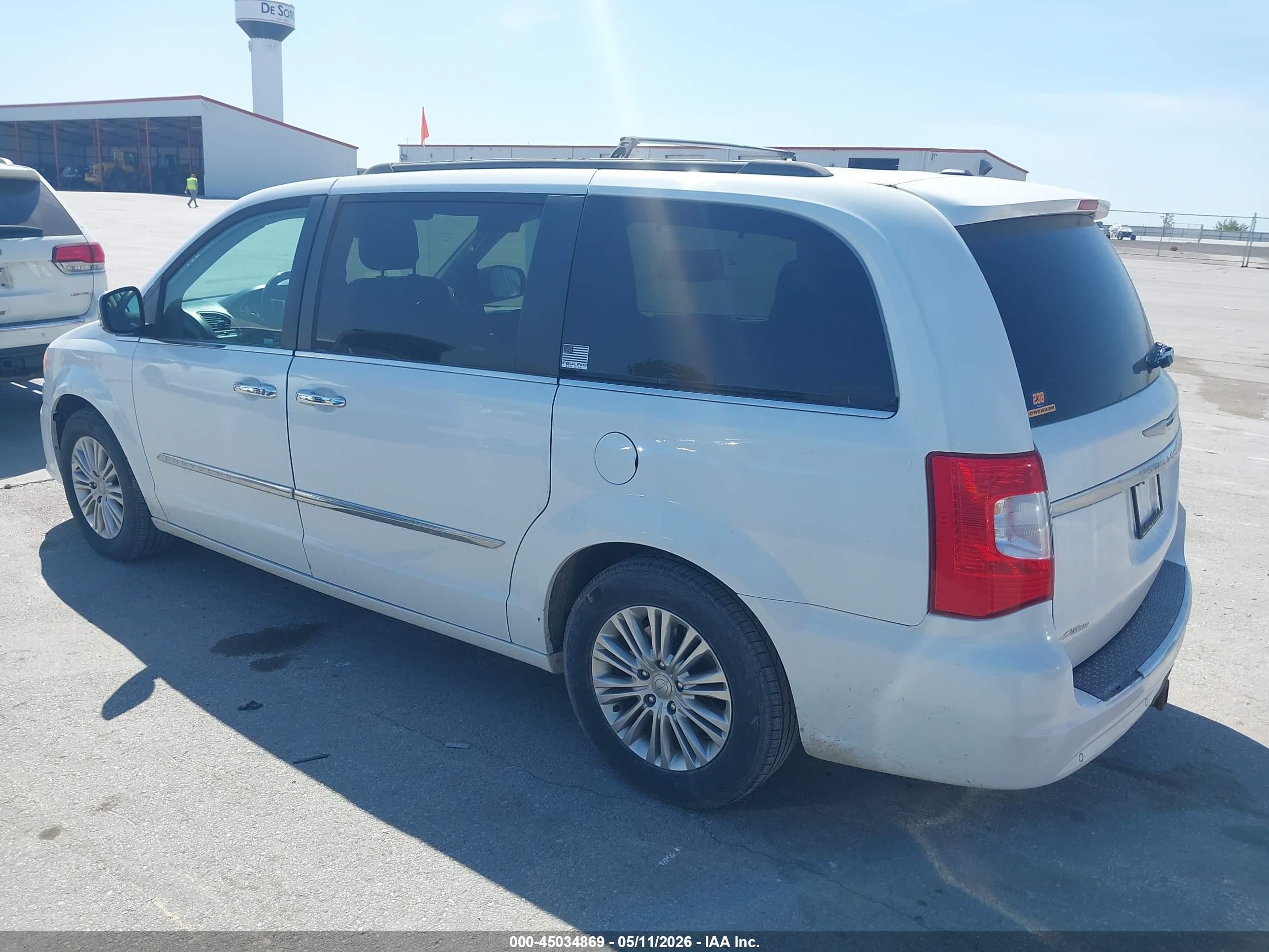 2015 Chrysler Town & Country Touring-l White vin: 2C4RC1CG8FR726670