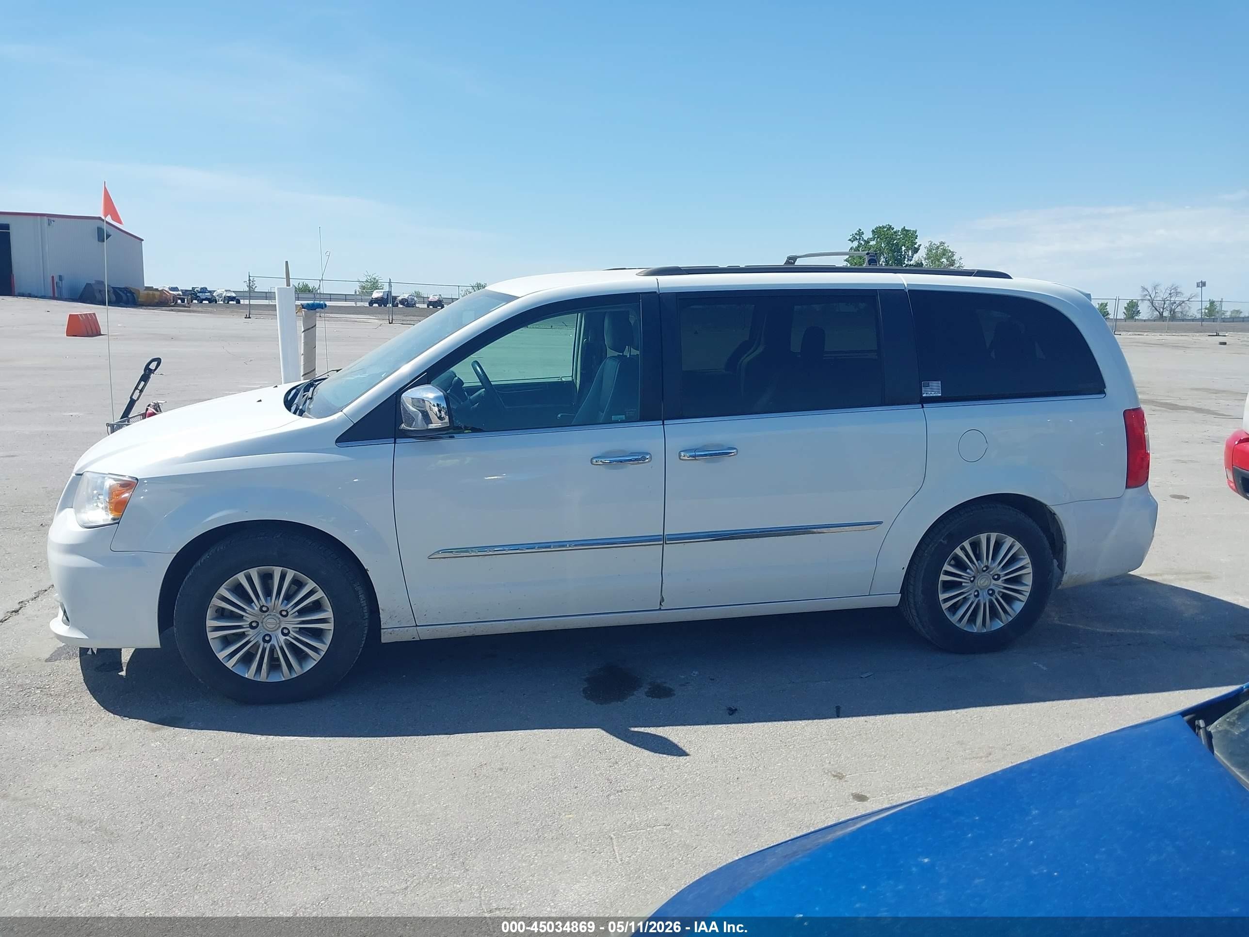 2015 Chrysler Town & Country Touring-l White vin: 2C4RC1CG8FR726670