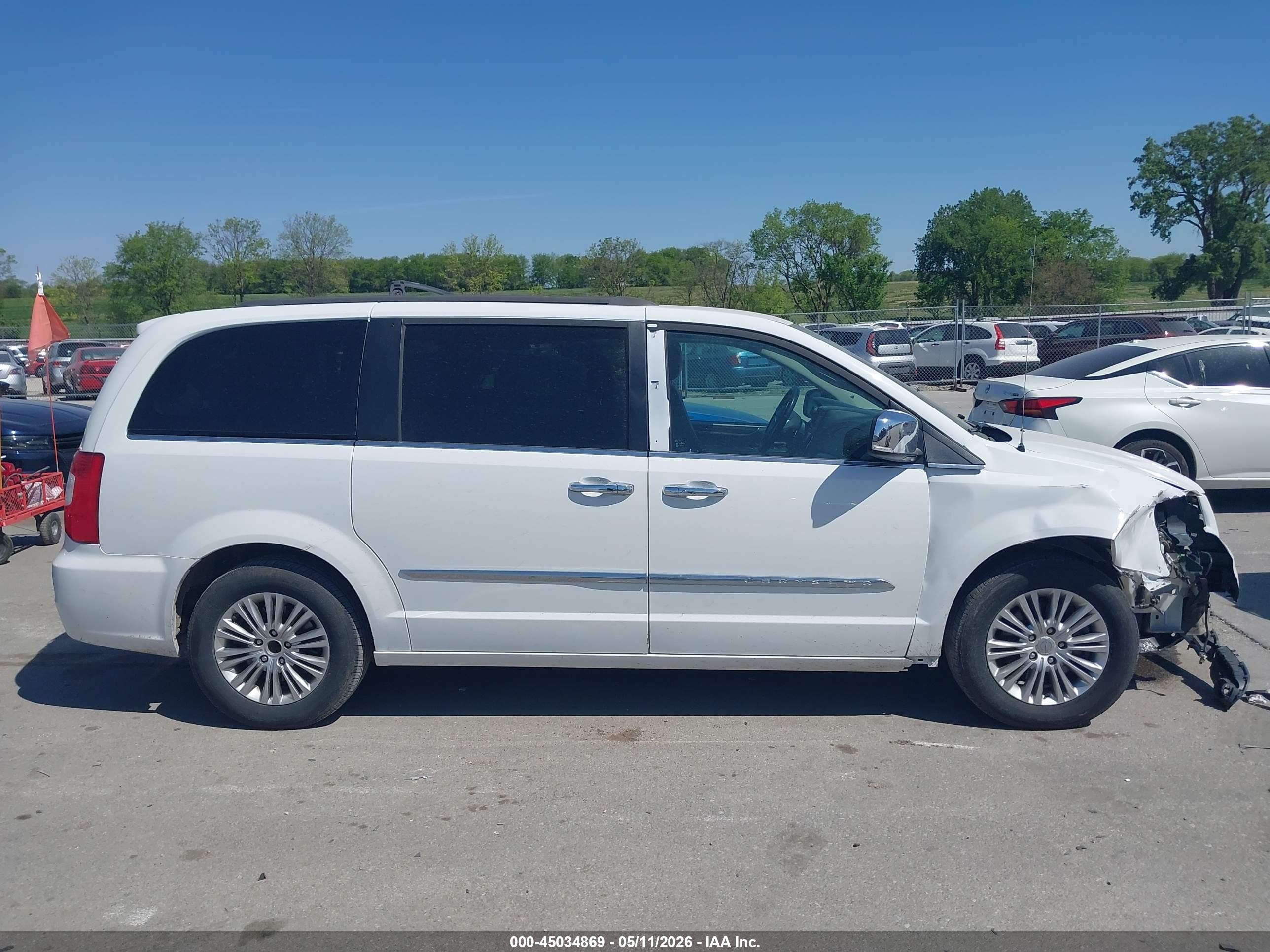 2015 Chrysler Town & Country Touring-l White vin: 2C4RC1CG8FR726670