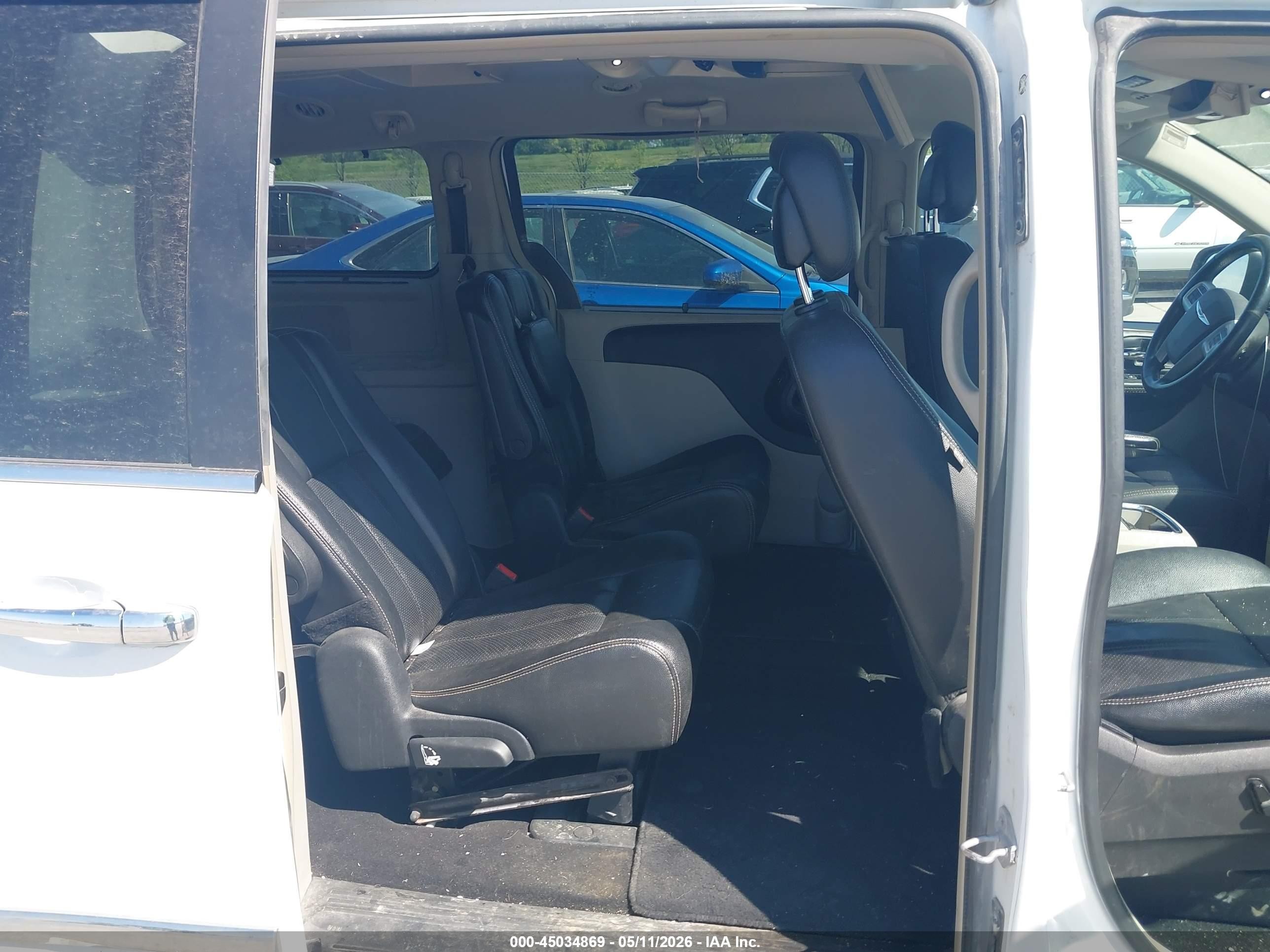 2015 Chrysler Town & Country Touring-l White vin: 2C4RC1CG8FR726670