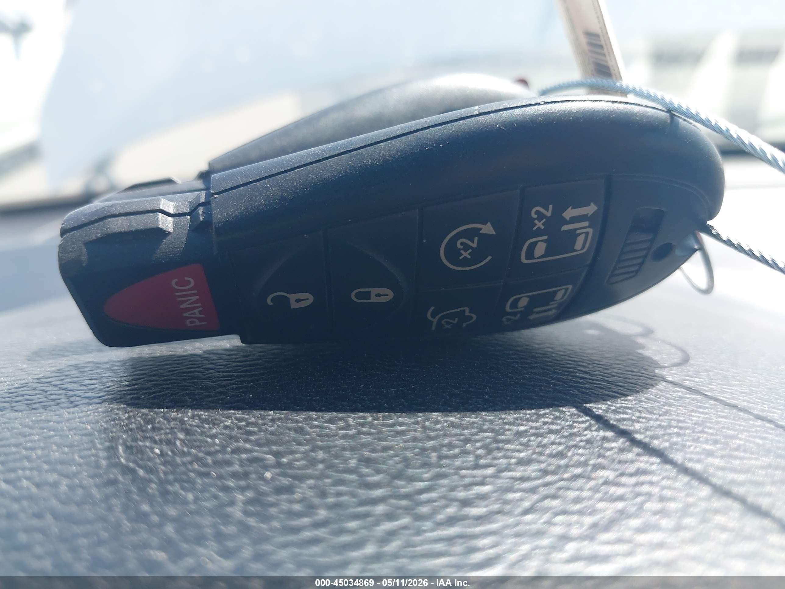 2015 Chrysler Town & Country Touring-l White vin: 2C4RC1CG8FR726670