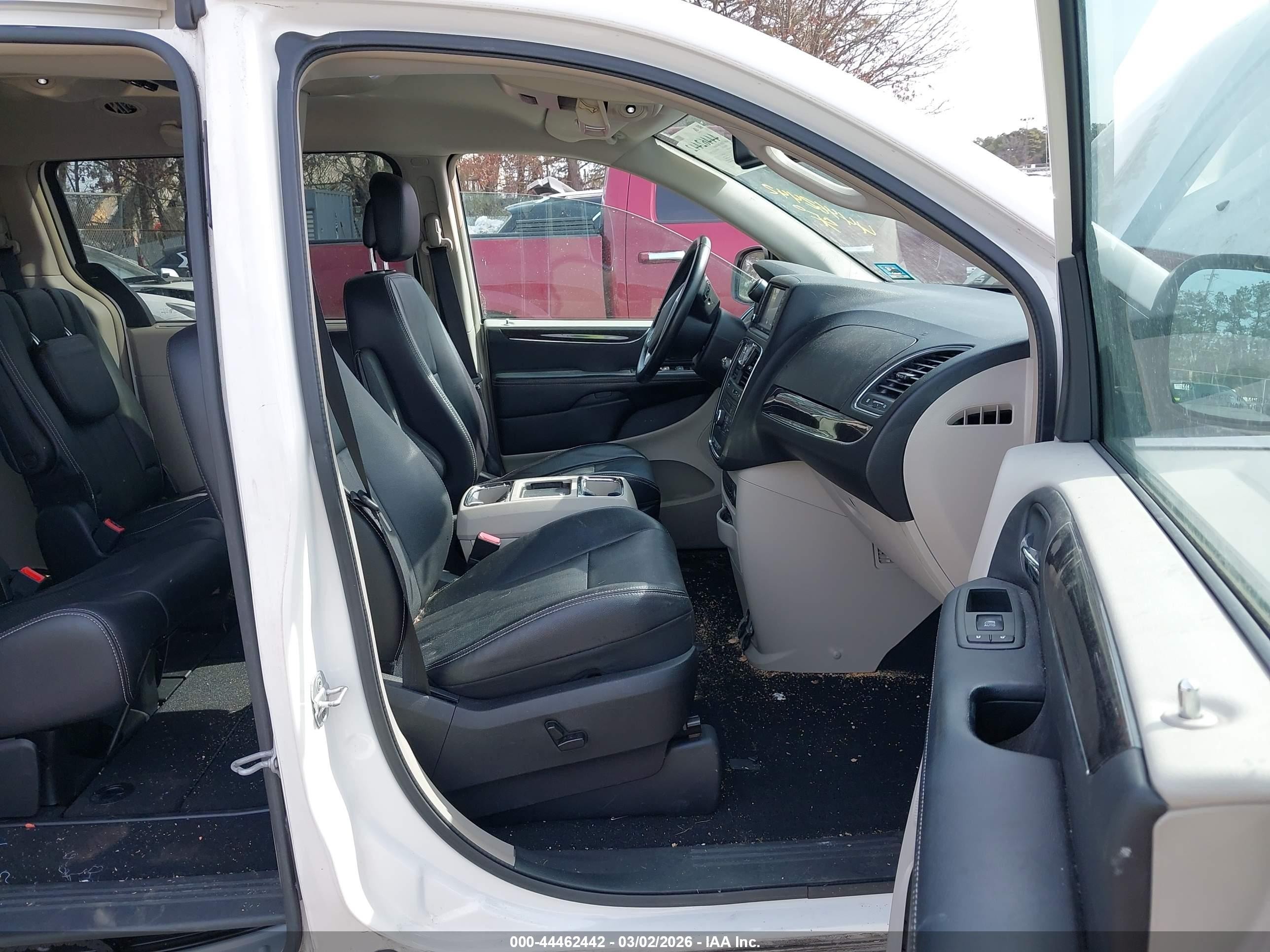 2012 Chrysler Town & Country Touring-l White vin: 2C4RC1CG9CR383895