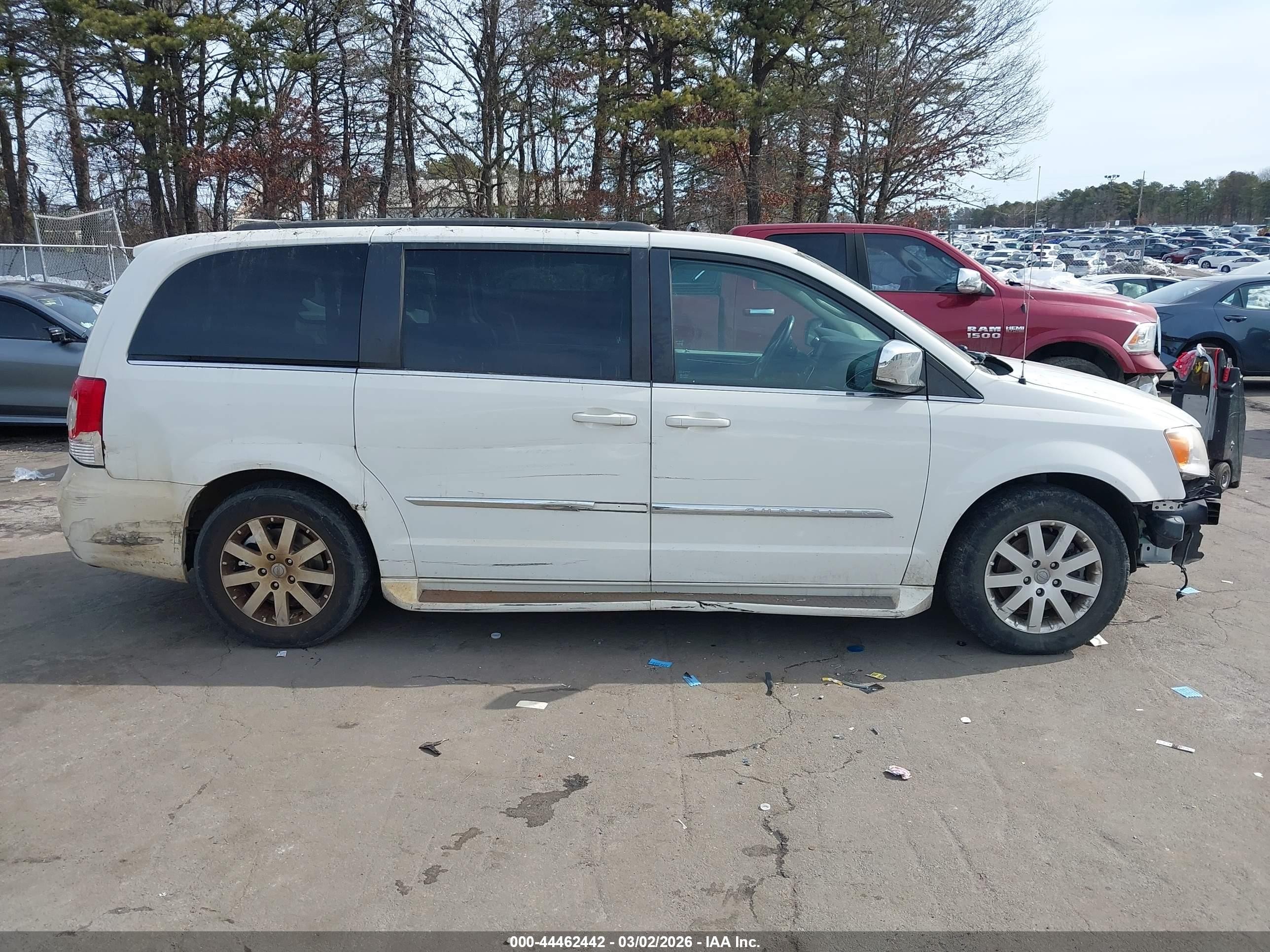 2012 Chrysler Town & Country Touring-l White vin: 2C4RC1CG9CR383895
