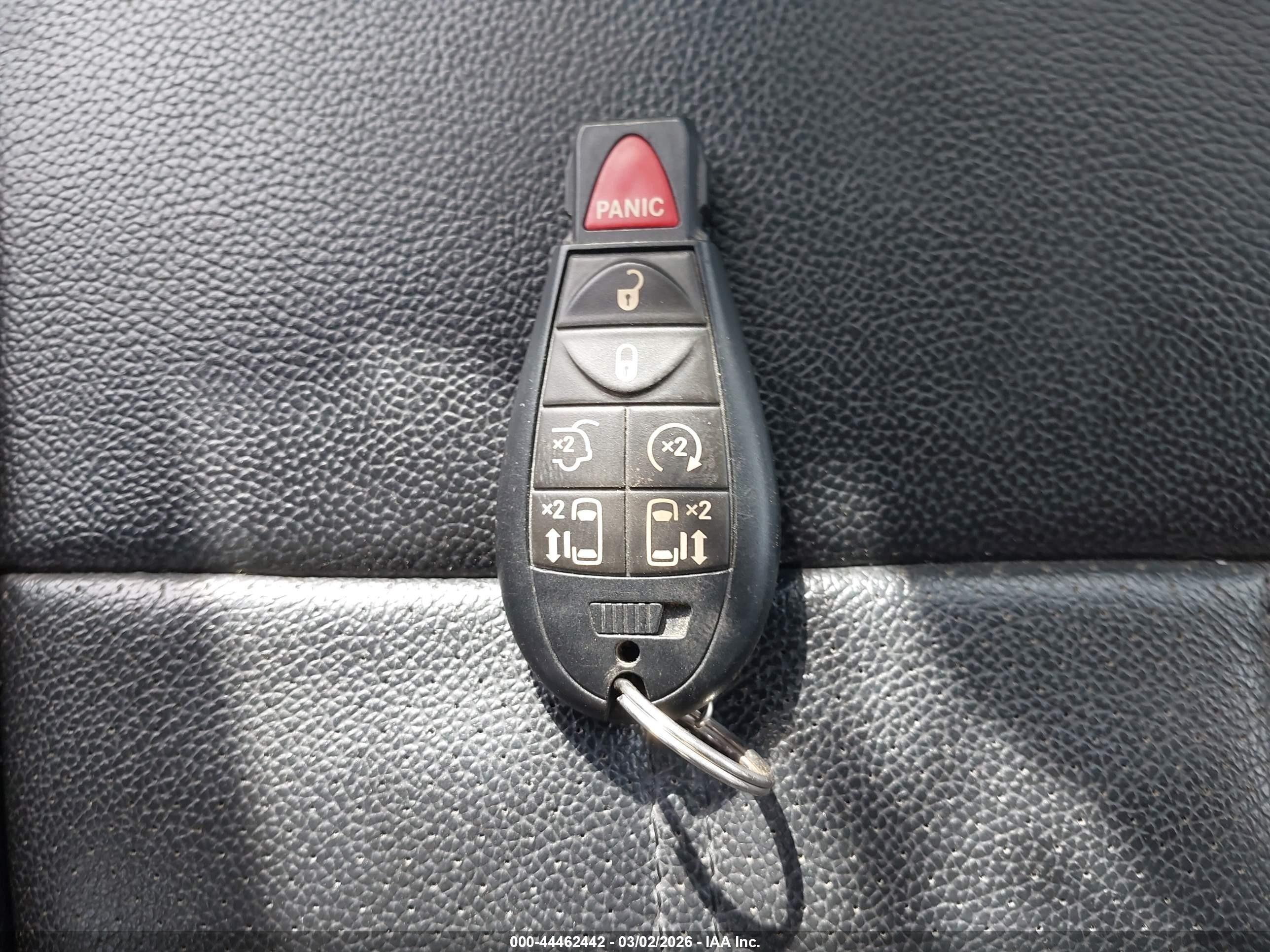 2012 Chrysler Town & Country Touring-l White vin: 2C4RC1CG9CR383895
