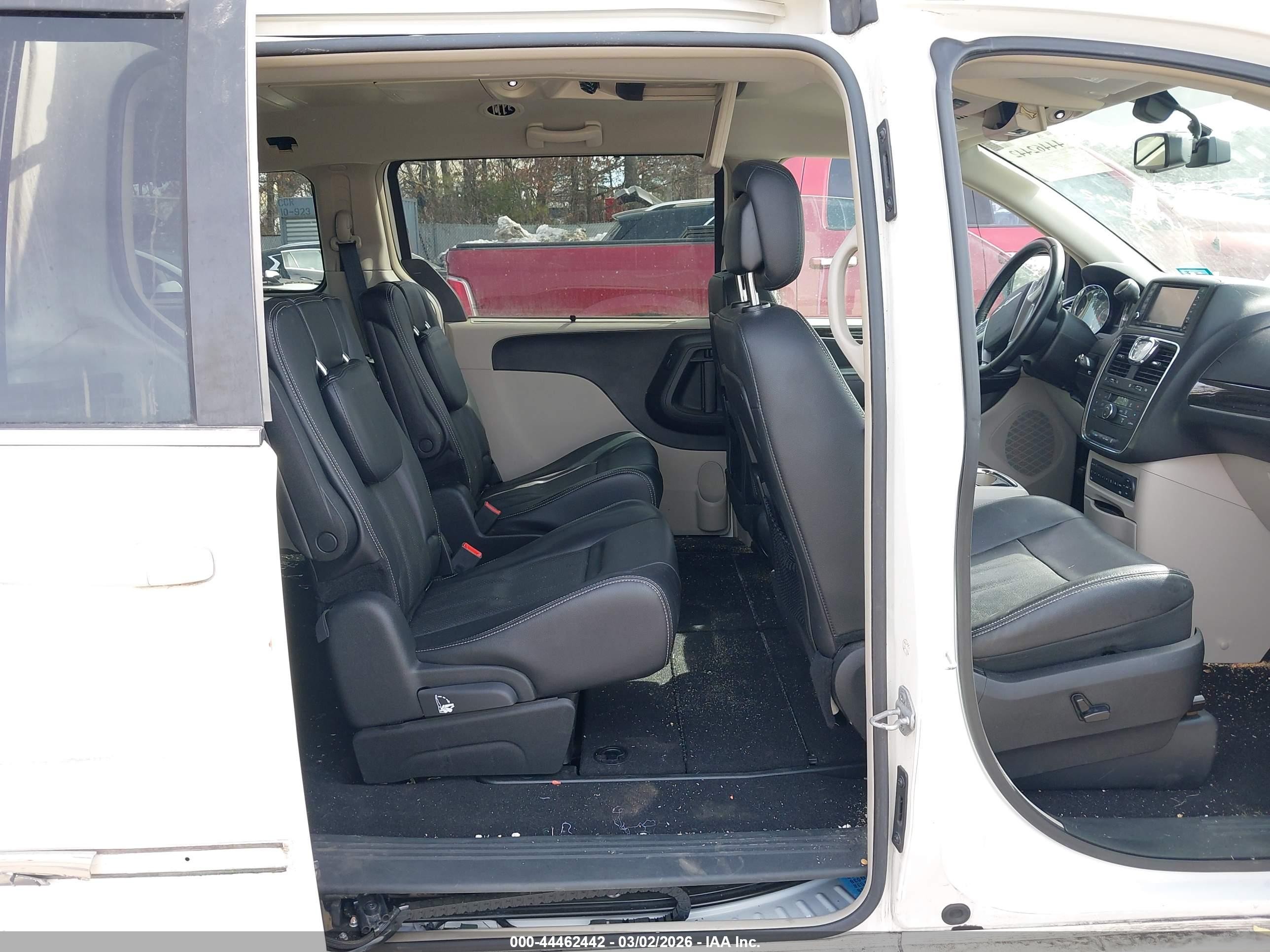 2012 Chrysler Town & Country Touring-l White vin: 2C4RC1CG9CR383895