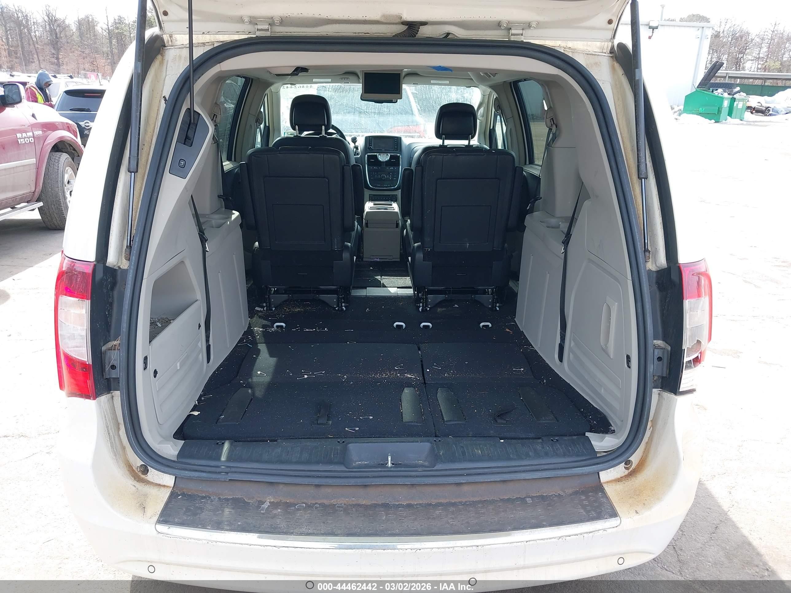 2012 Chrysler Town & Country Touring-l White vin: 2C4RC1CG9CR383895