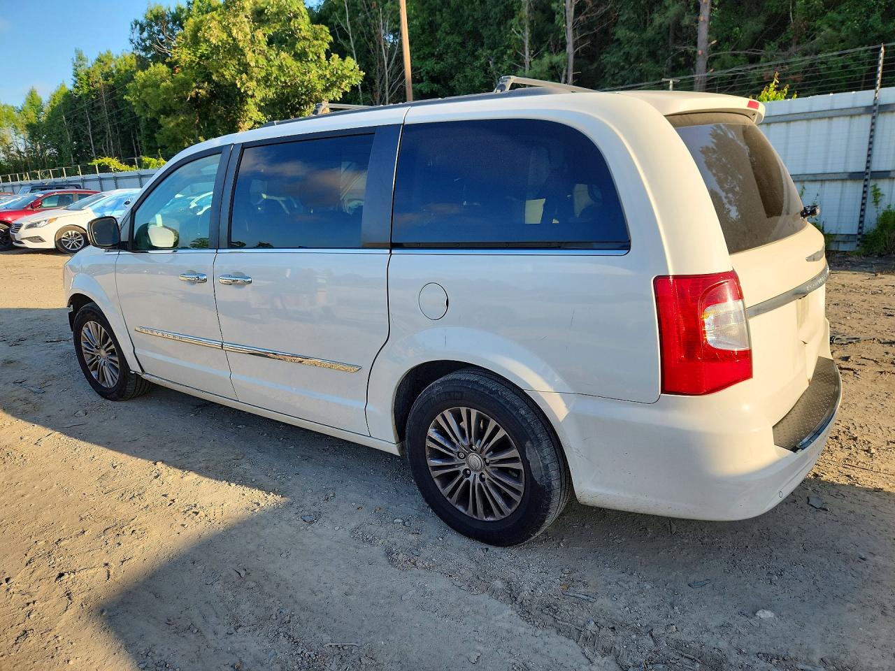2013 Chrysler Town & Country Touring L White vin: 2C4RC1CG9DR508685
