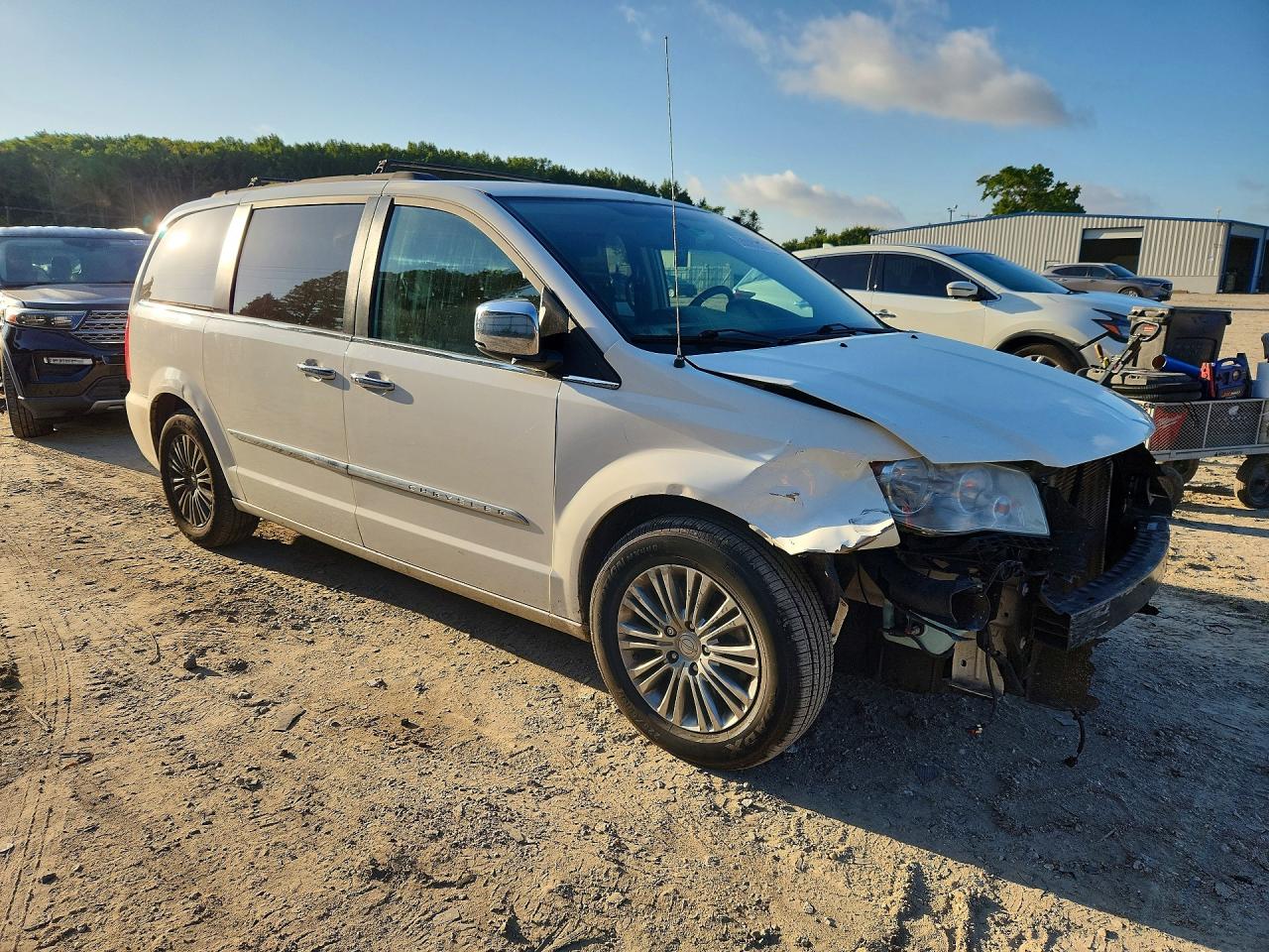 2013 Chrysler Town & Country Touring L White vin: 2C4RC1CG9DR508685