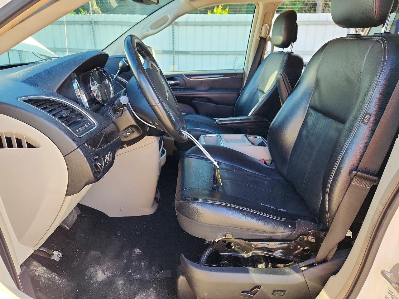2013 Chrysler Town & Country Touring L White vin: 2C4RC1CG9DR508685