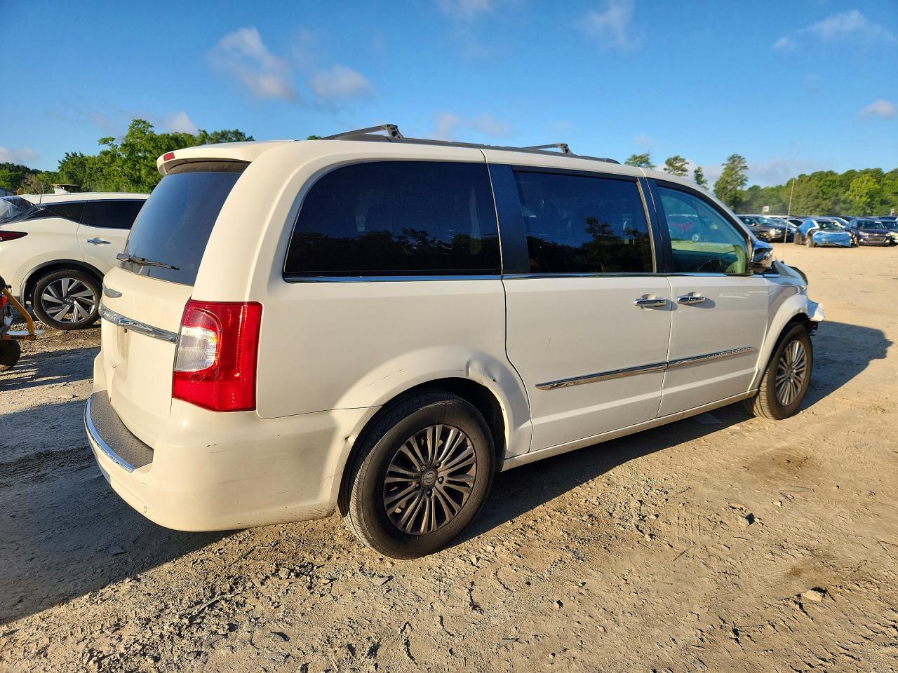 2013 Chrysler Town & Country Touring L White vin: 2C4RC1CG9DR508685