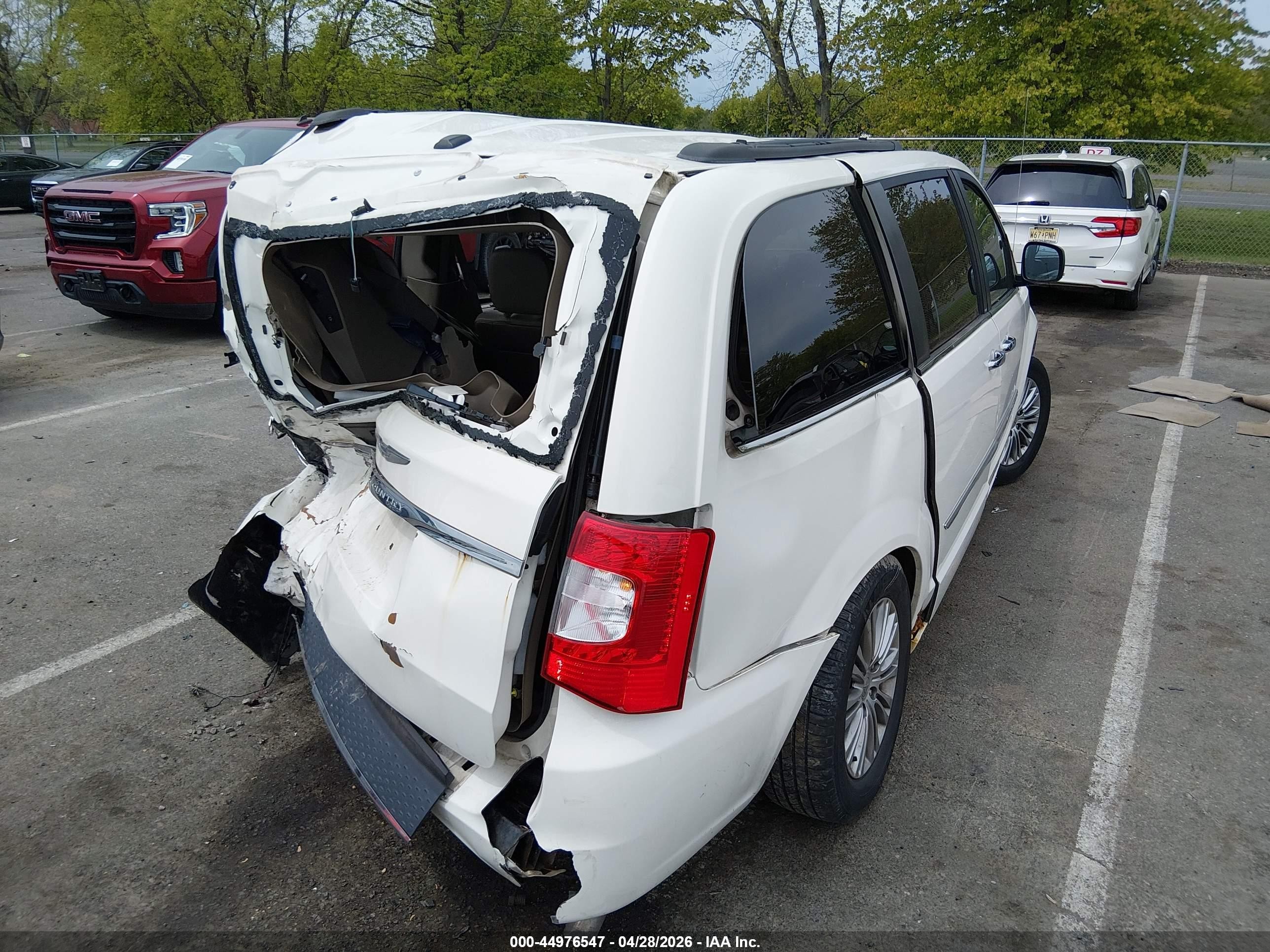 2013 Chrysler Town & Country Touring-l White vin: 2C4RC1CG9DR570815