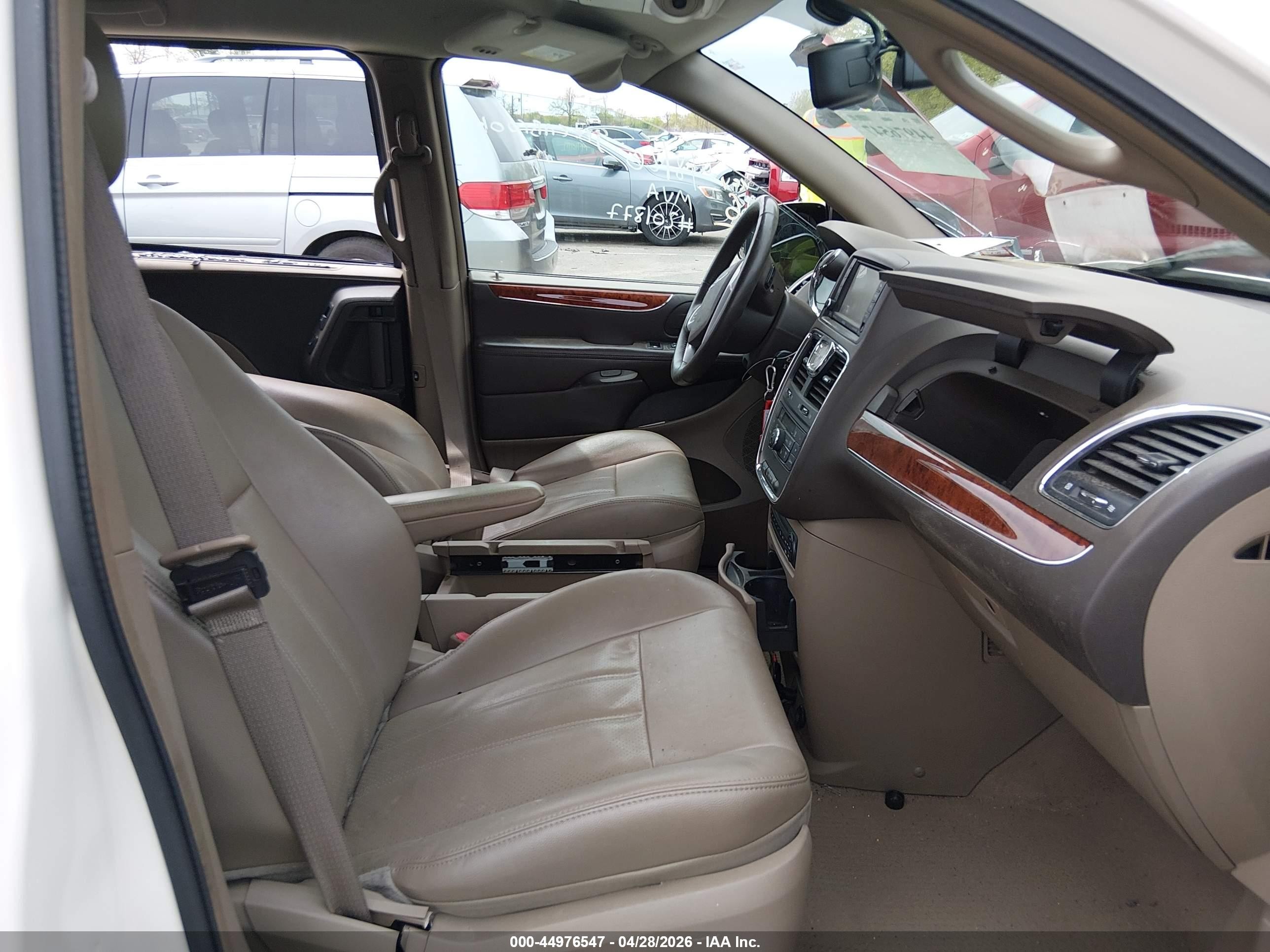 2013 Chrysler Town & Country Touring-l White vin: 2C4RC1CG9DR570815