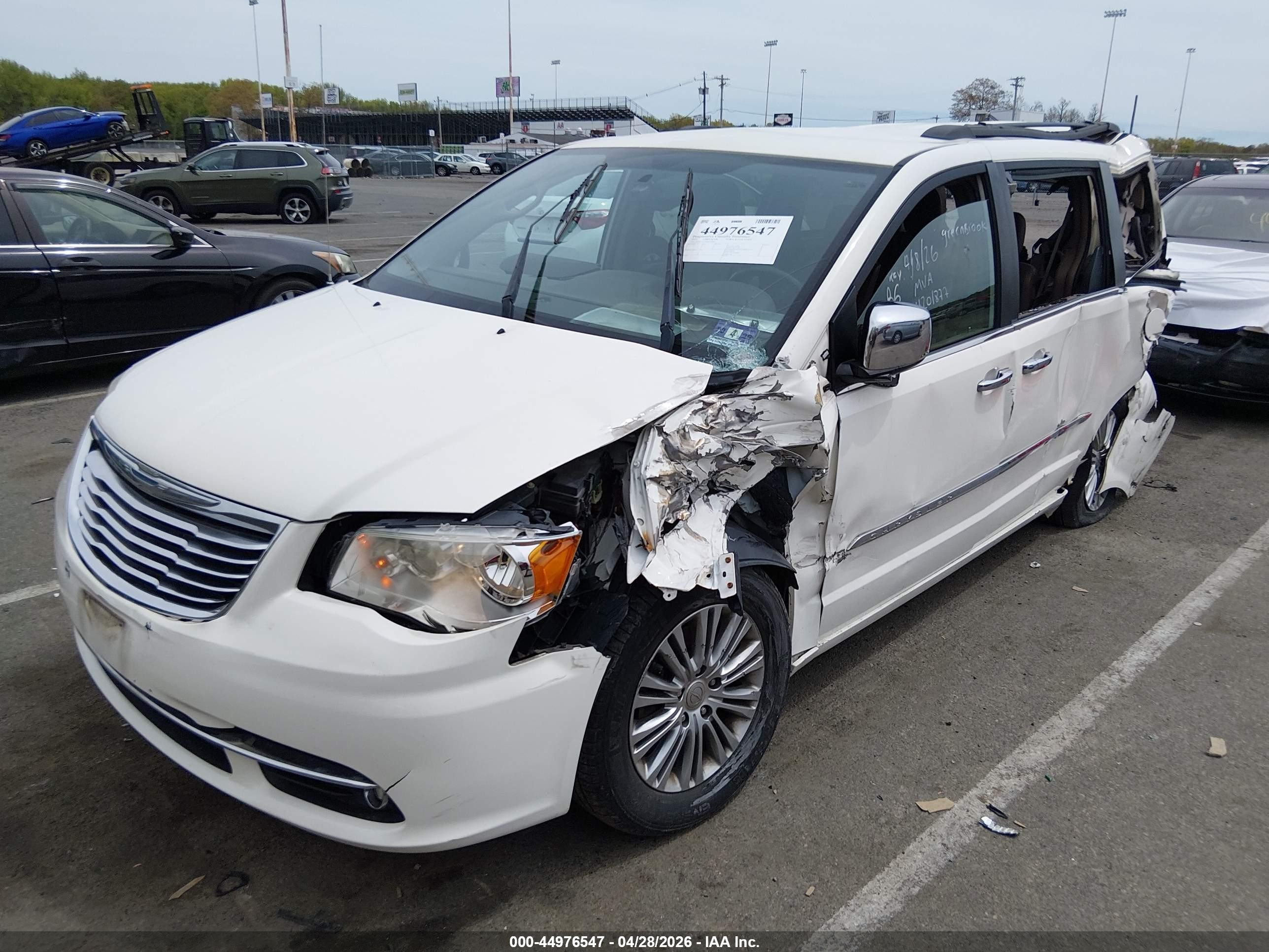 2013 Chrysler Town & Country Touring-l White vin: 2C4RC1CG9DR570815