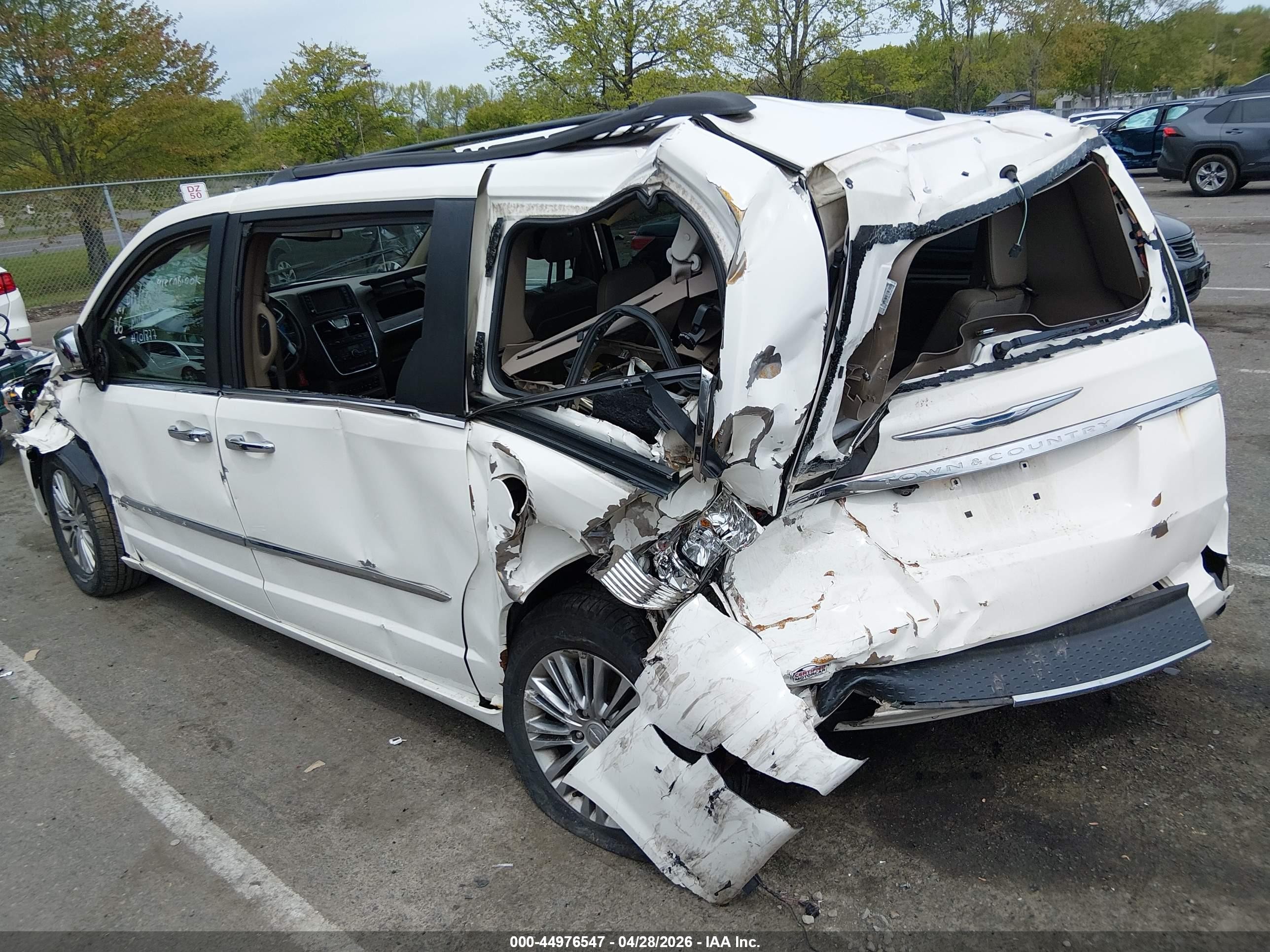 2013 Chrysler Town & Country Touring-l White vin: 2C4RC1CG9DR570815