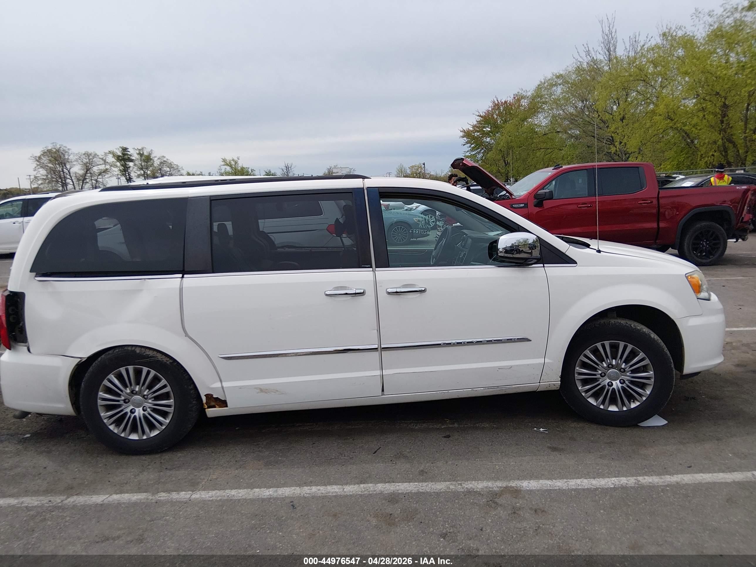 2013 Chrysler Town & Country Touring-l White vin: 2C4RC1CG9DR570815