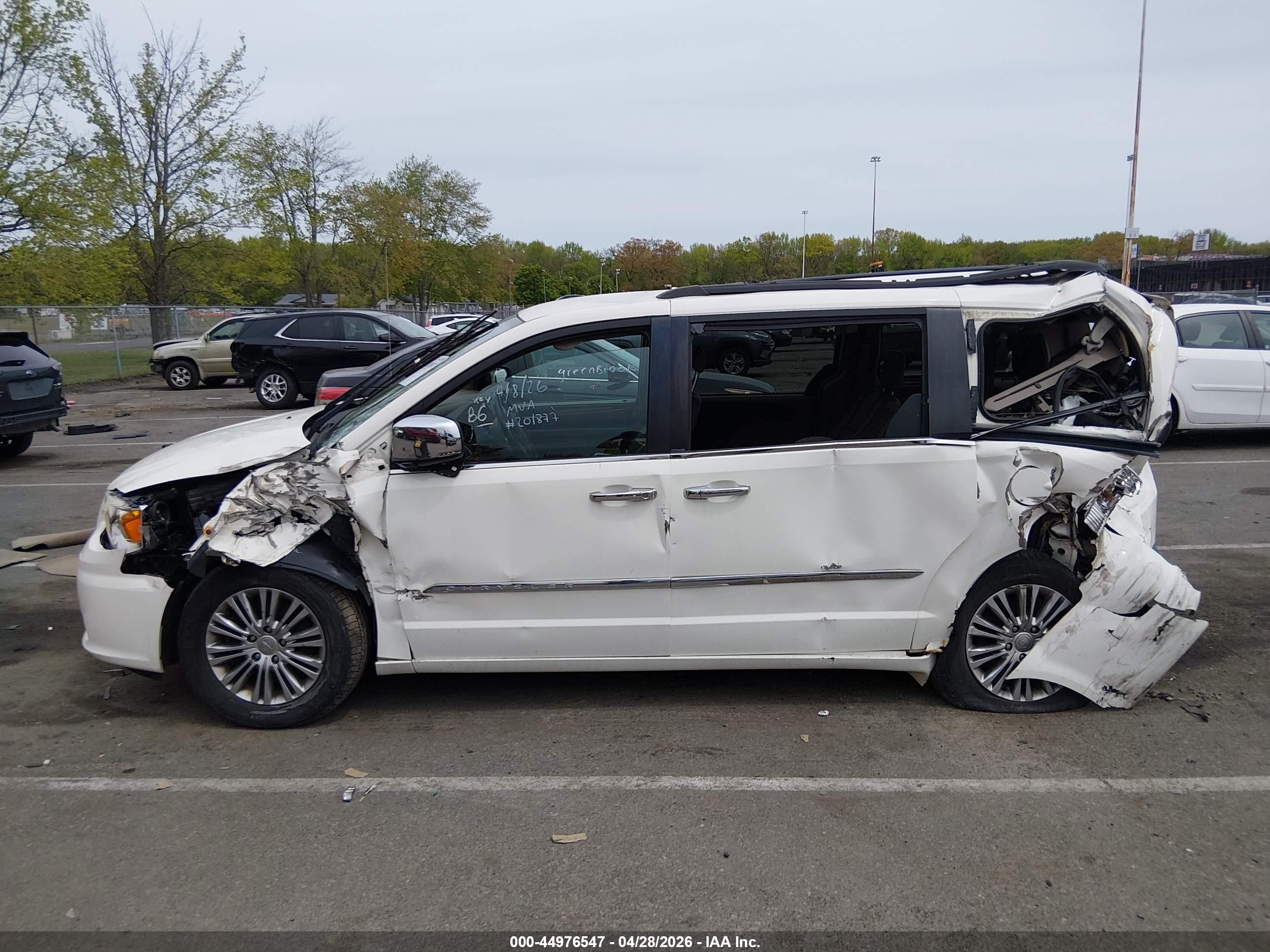 2013 Chrysler Town & Country Touring-l White vin: 2C4RC1CG9DR570815