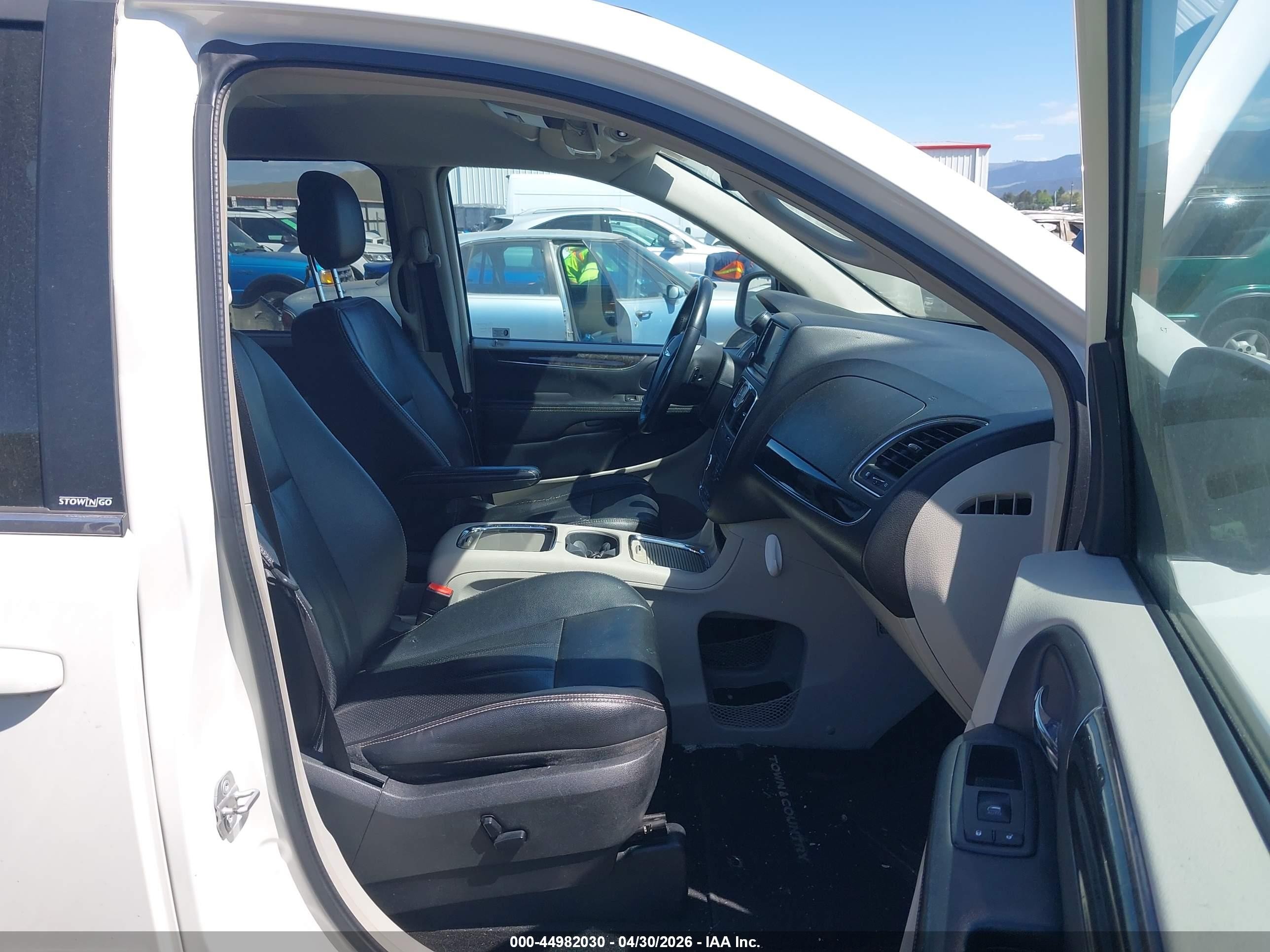 2013 Chrysler Town & Country Touring-l White vin: 2C4RC1CG9DR707767