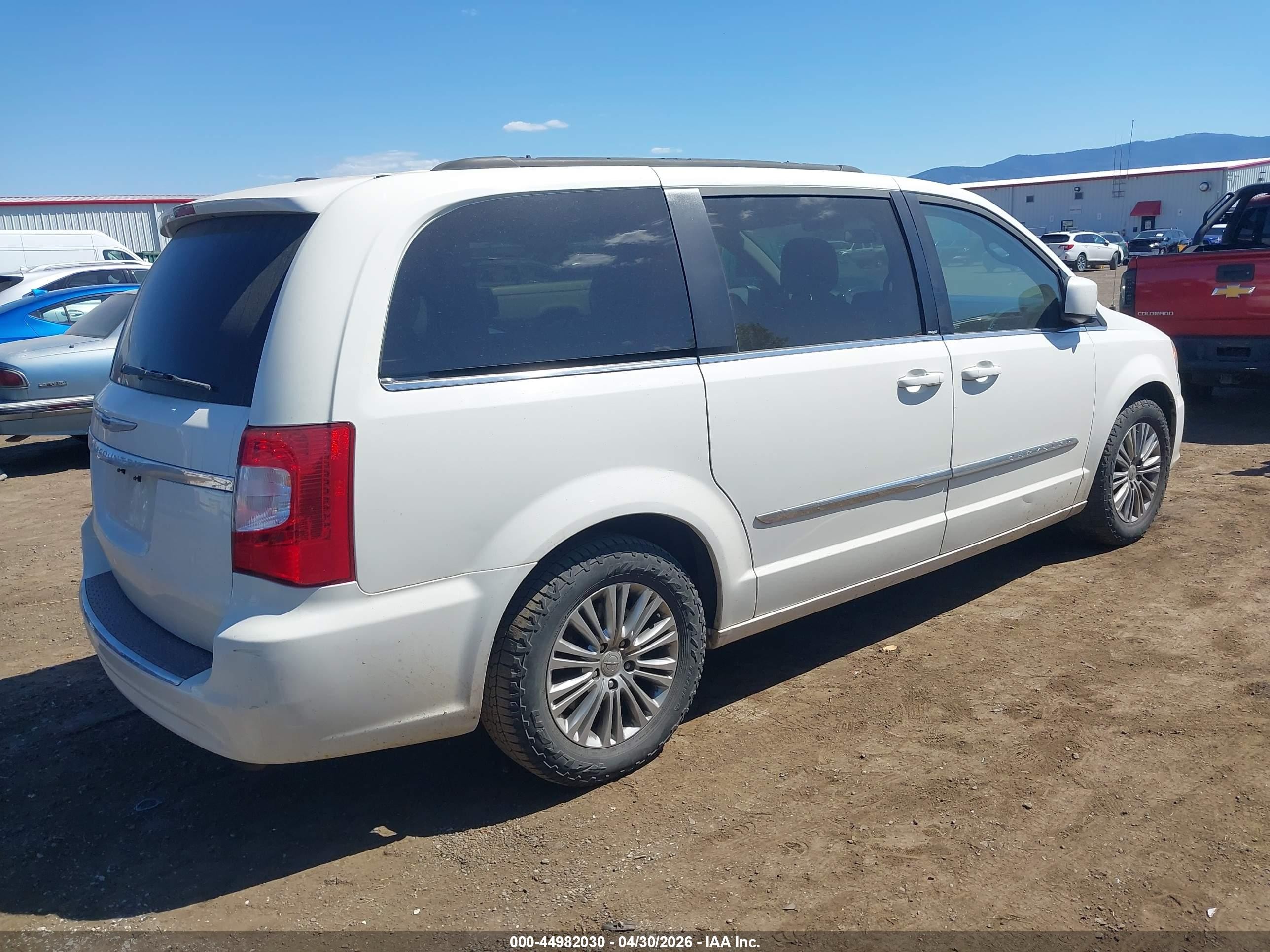 2013 Chrysler Town & Country Touring-l White vin: 2C4RC1CG9DR707767
