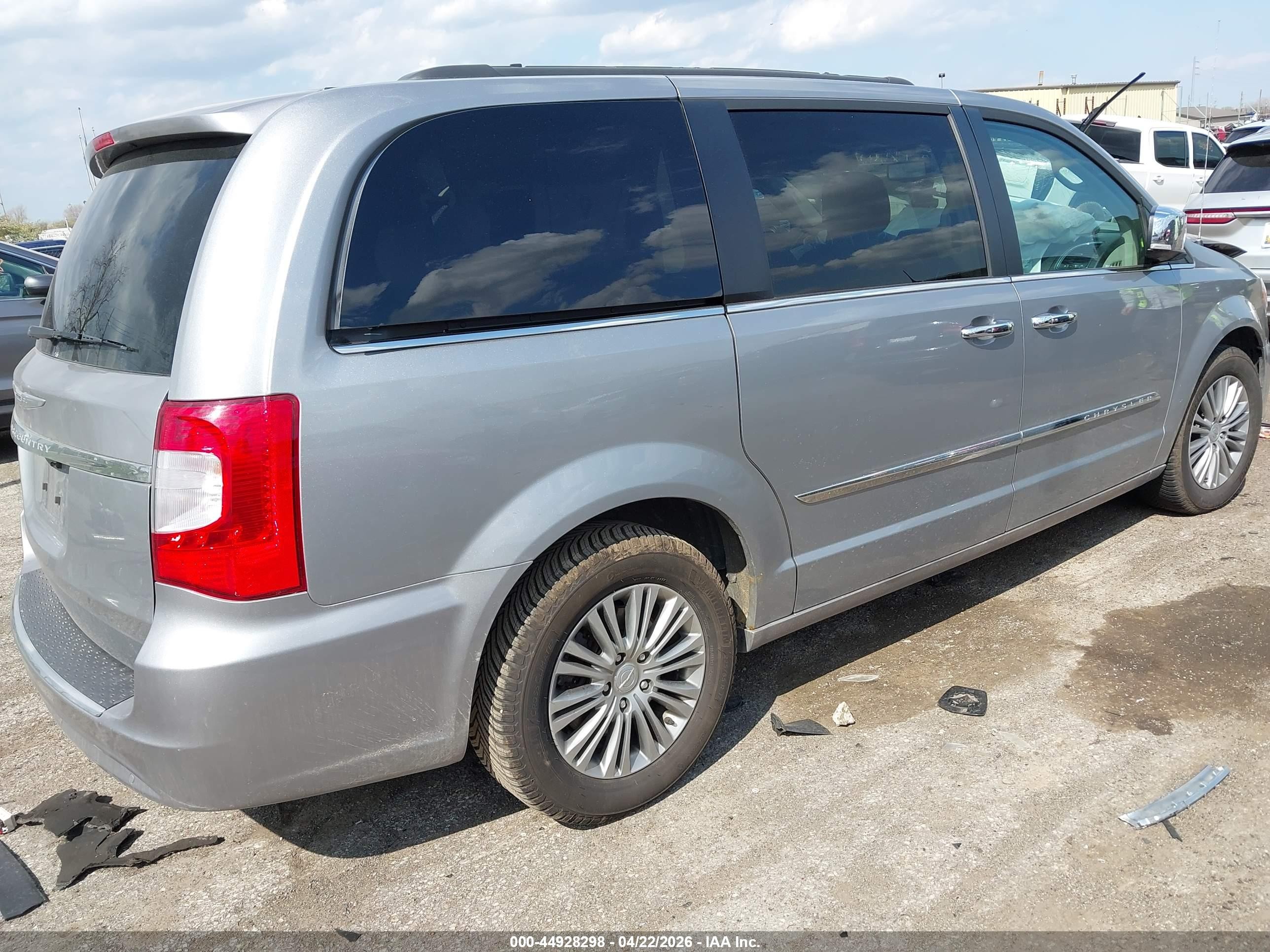 2014 Chrysler Town & Country Touring-l Silver vin: 2C4RC1CG9ER377999