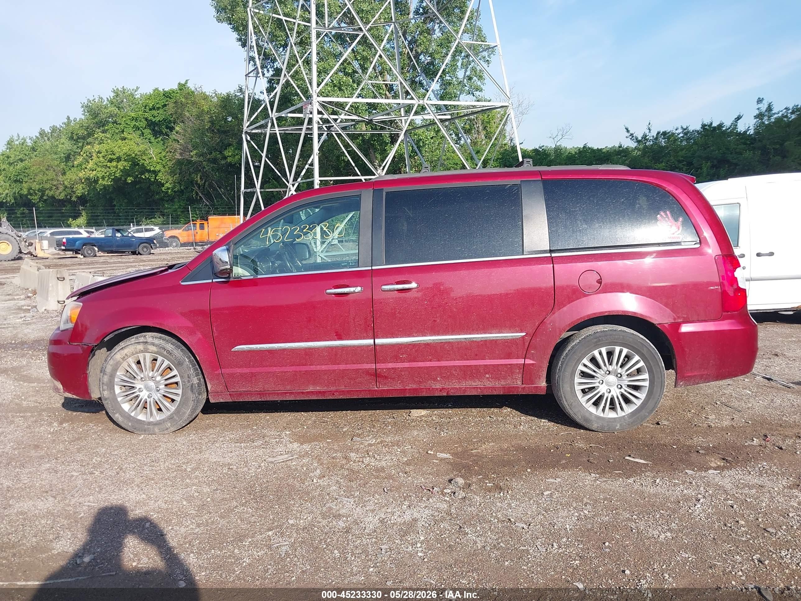 2015 Chrysler Town & Country Touring-l Red vin: 2C4RC1CG9FR525652