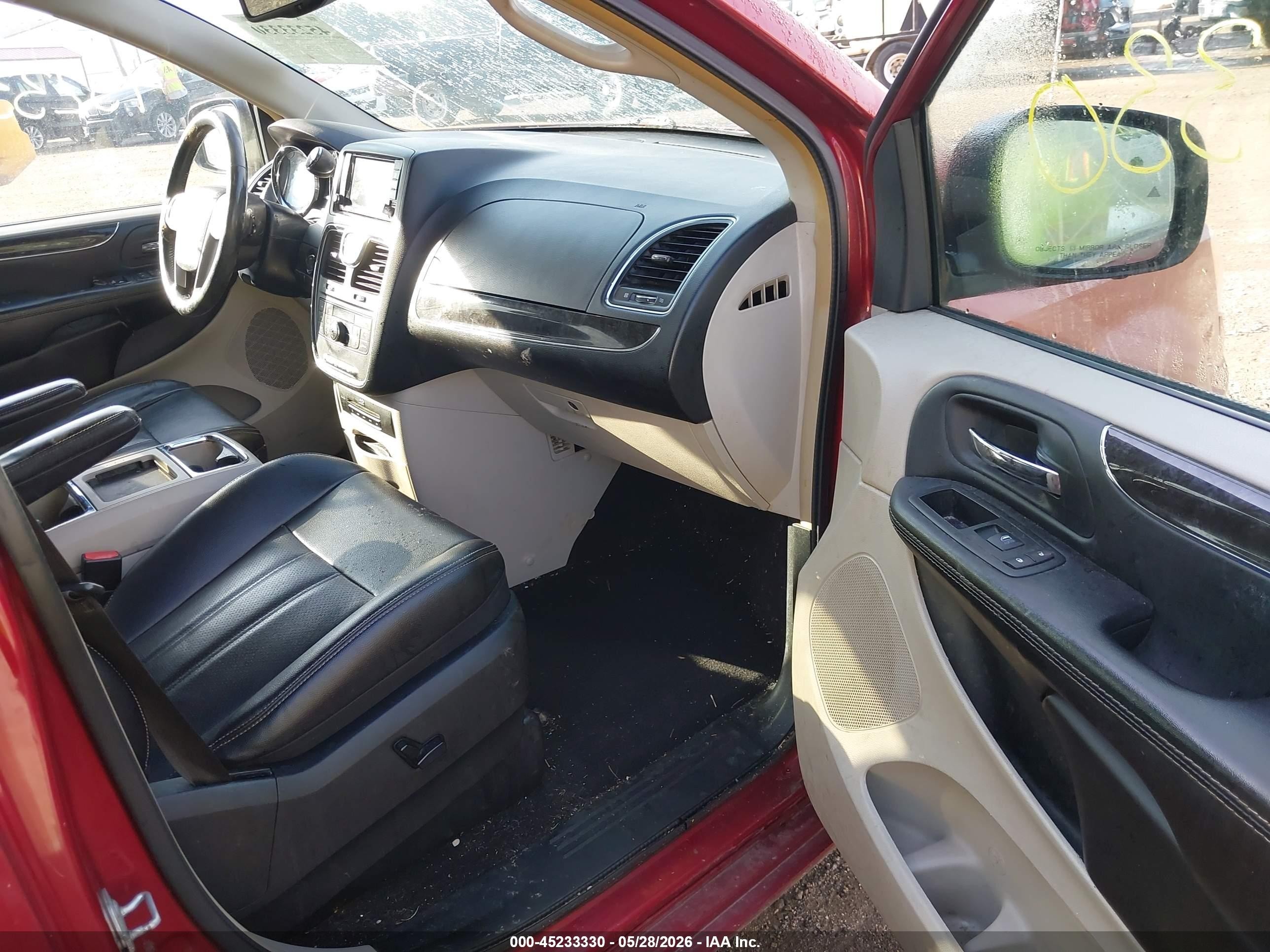 2015 Chrysler Town & Country Touring-l Red vin: 2C4RC1CG9FR525652