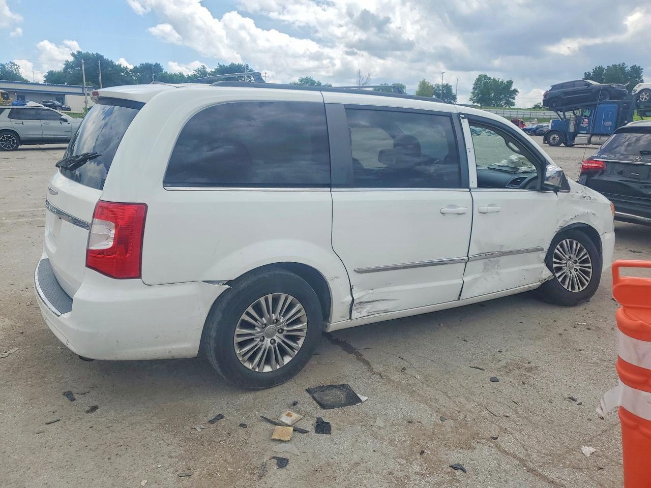 2015 Chrysler Town & Country Touring L White vin: 2C4RC1CG9FR588699