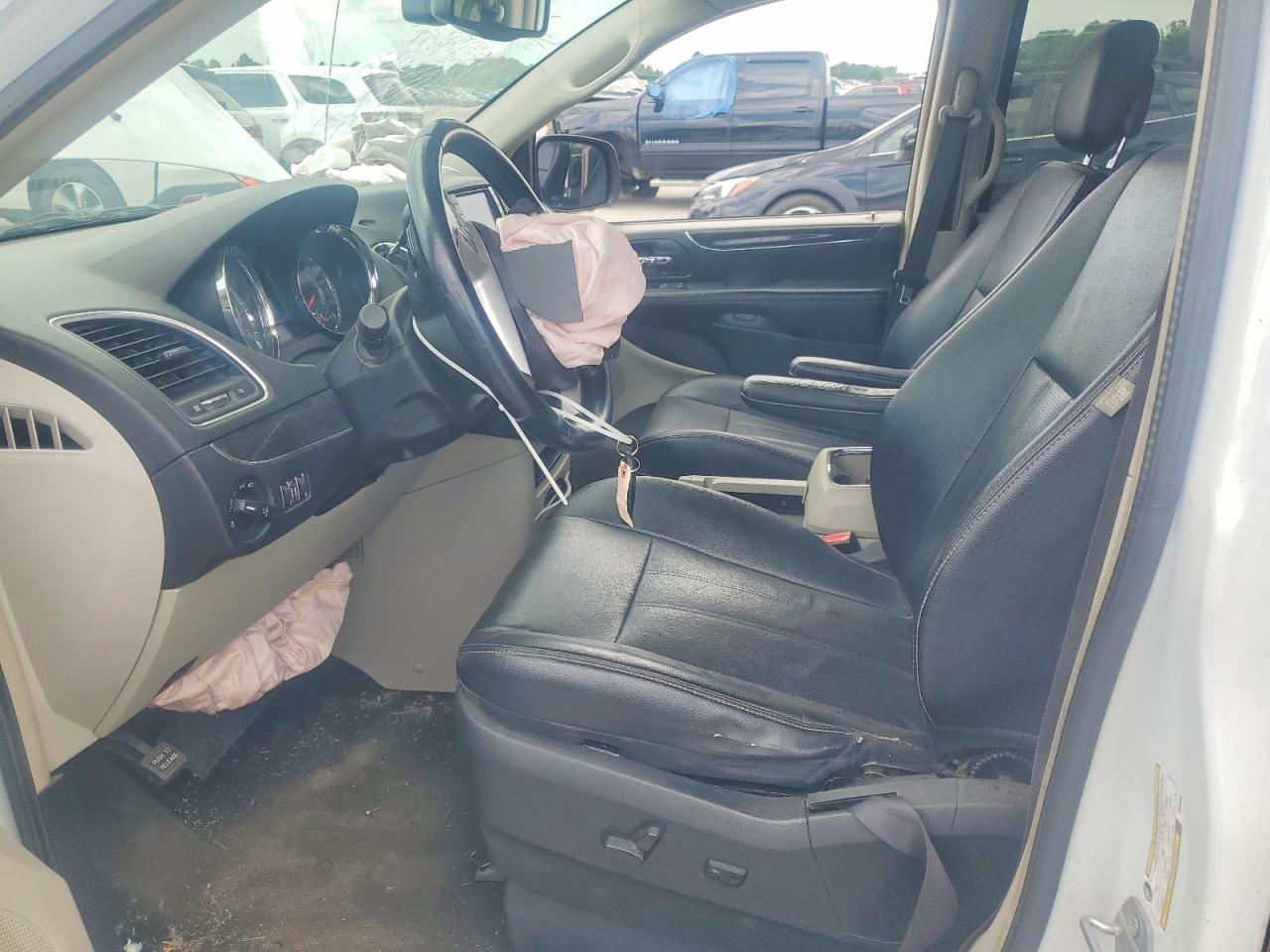 2015 Chrysler Town & Country Touring L White vin: 2C4RC1CG9FR588699
