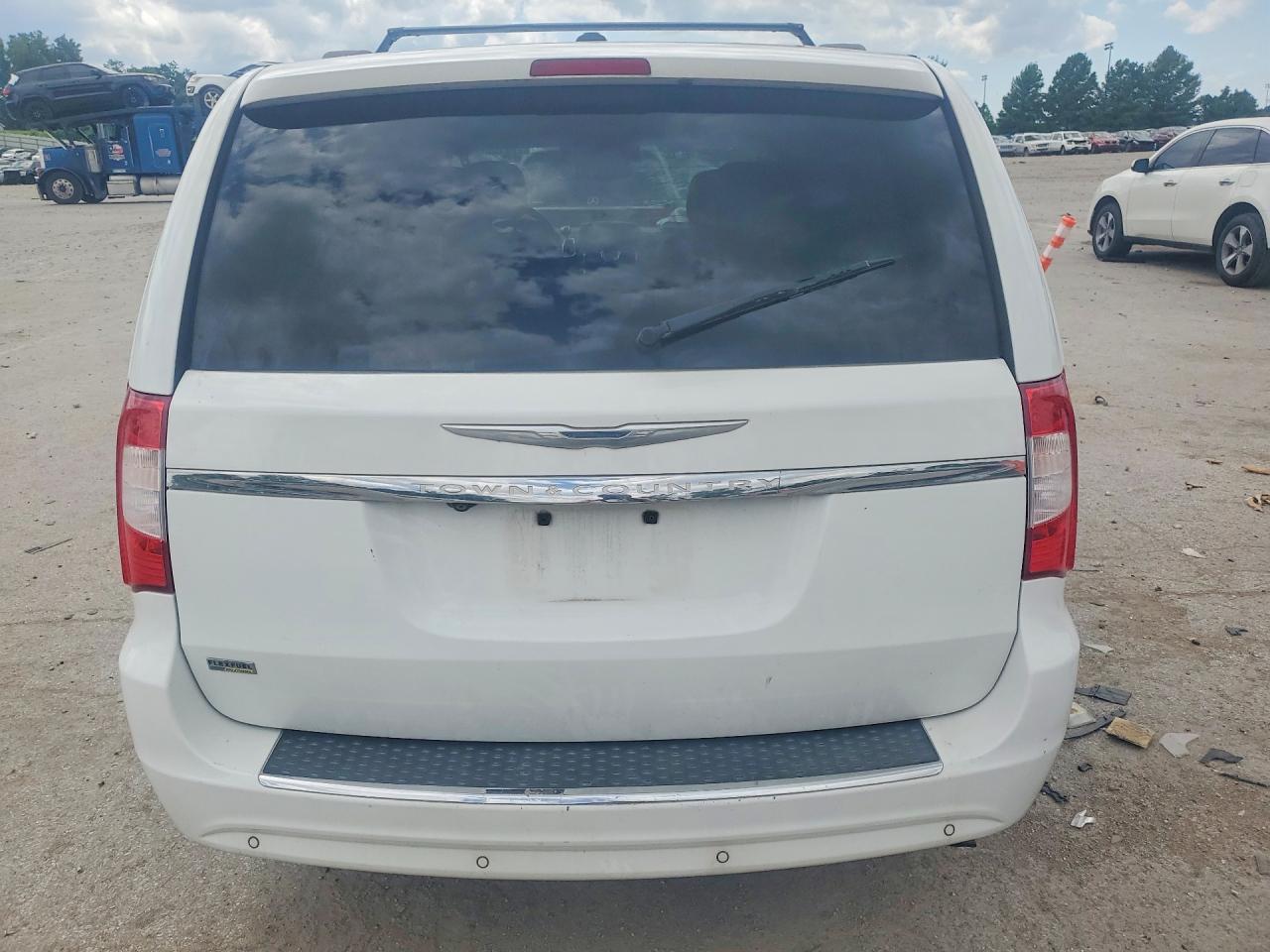 2015 Chrysler Town & Country Touring L White vin: 2C4RC1CG9FR588699