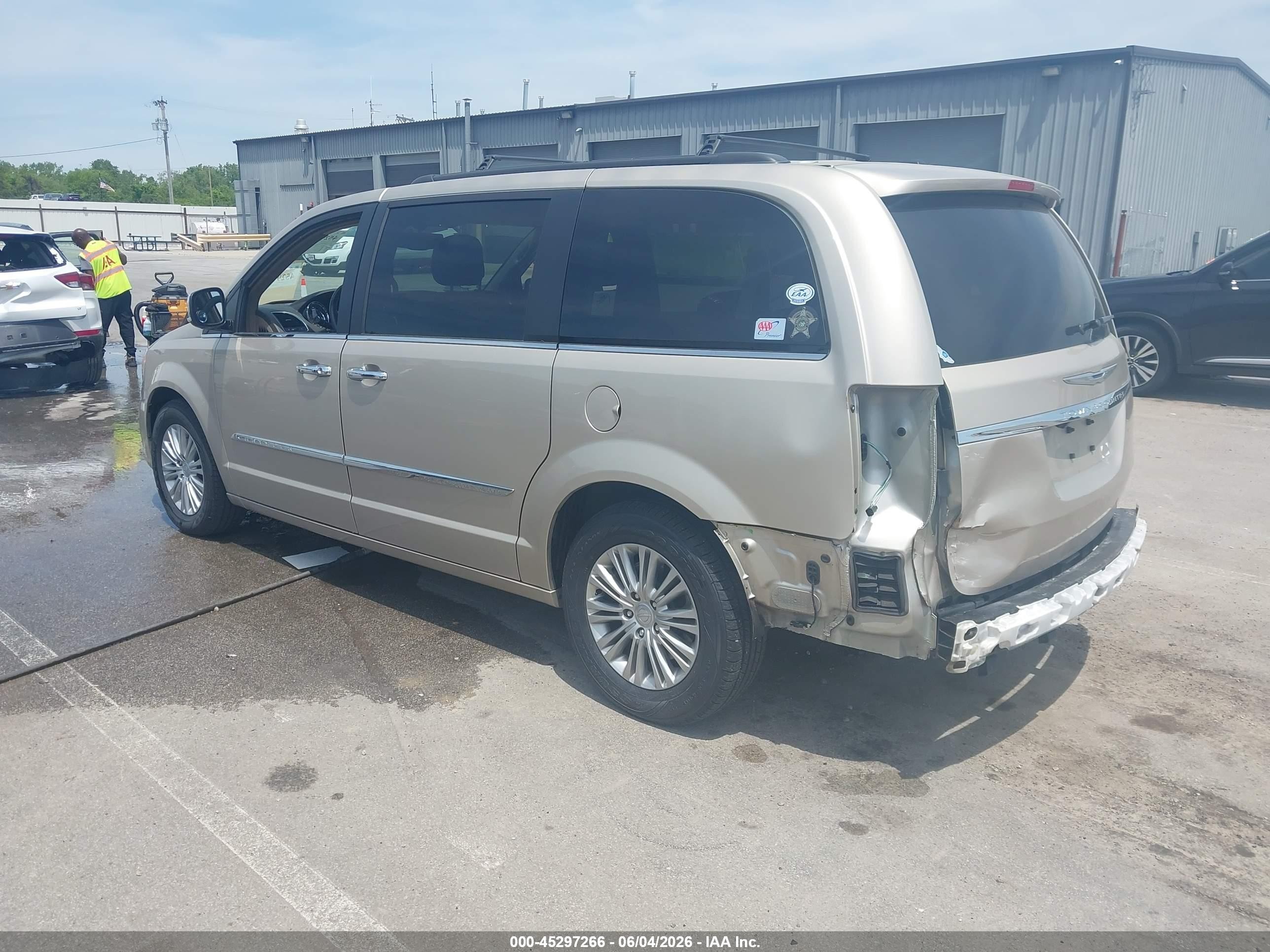 2015 Chrysler Town & Country Touring-l Tan vin: 2C4RC1CG9FR656340